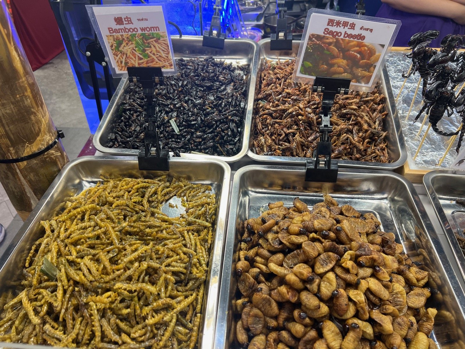 Bacs d'insectes grillés sur un étal de SookSiam