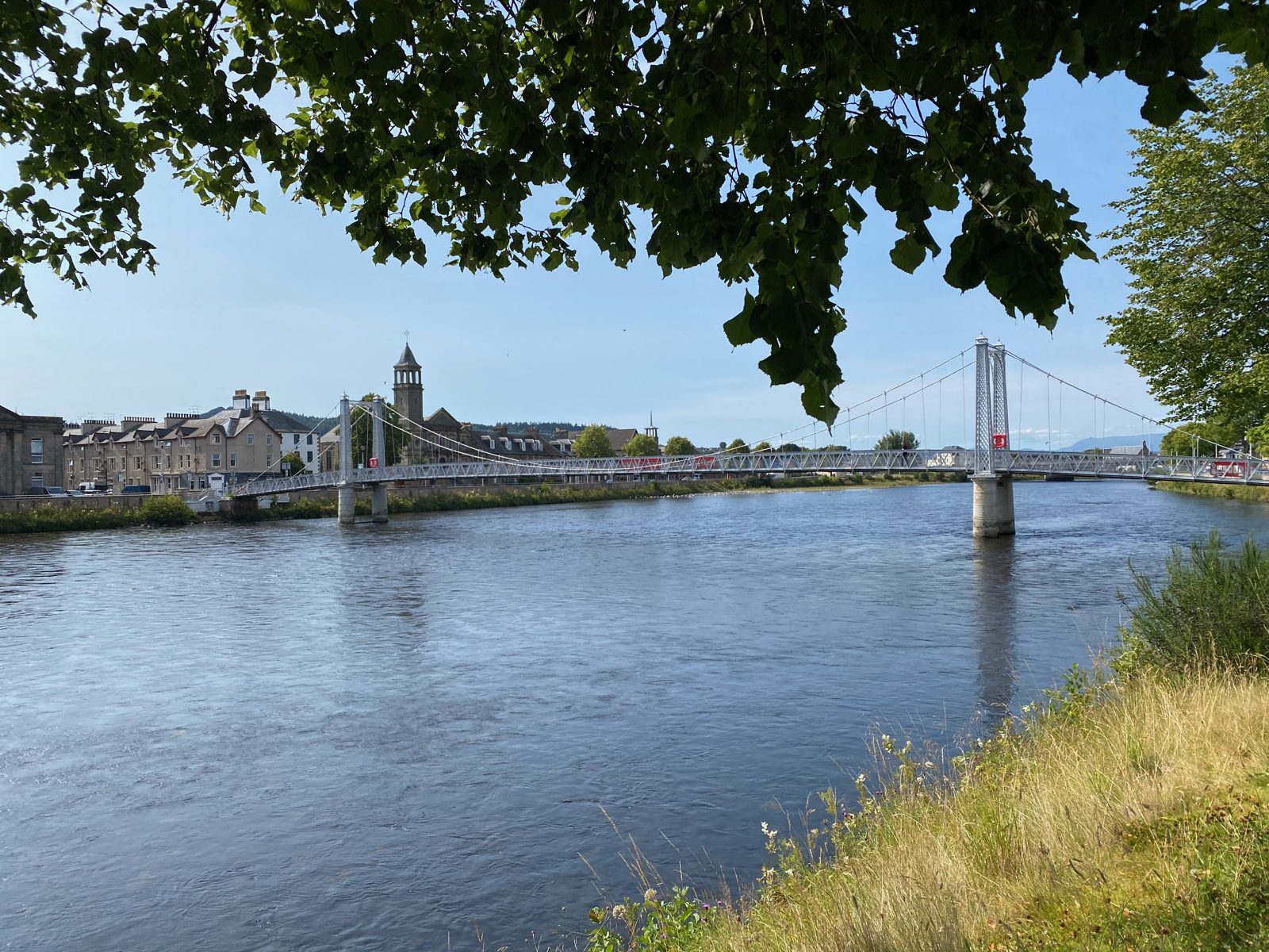 La rivière Ness et une passerelle suspendue à Inverness