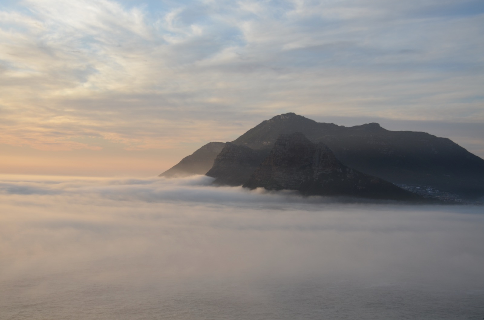 Lion's Head émergeant d'une mer de nuages au Cap