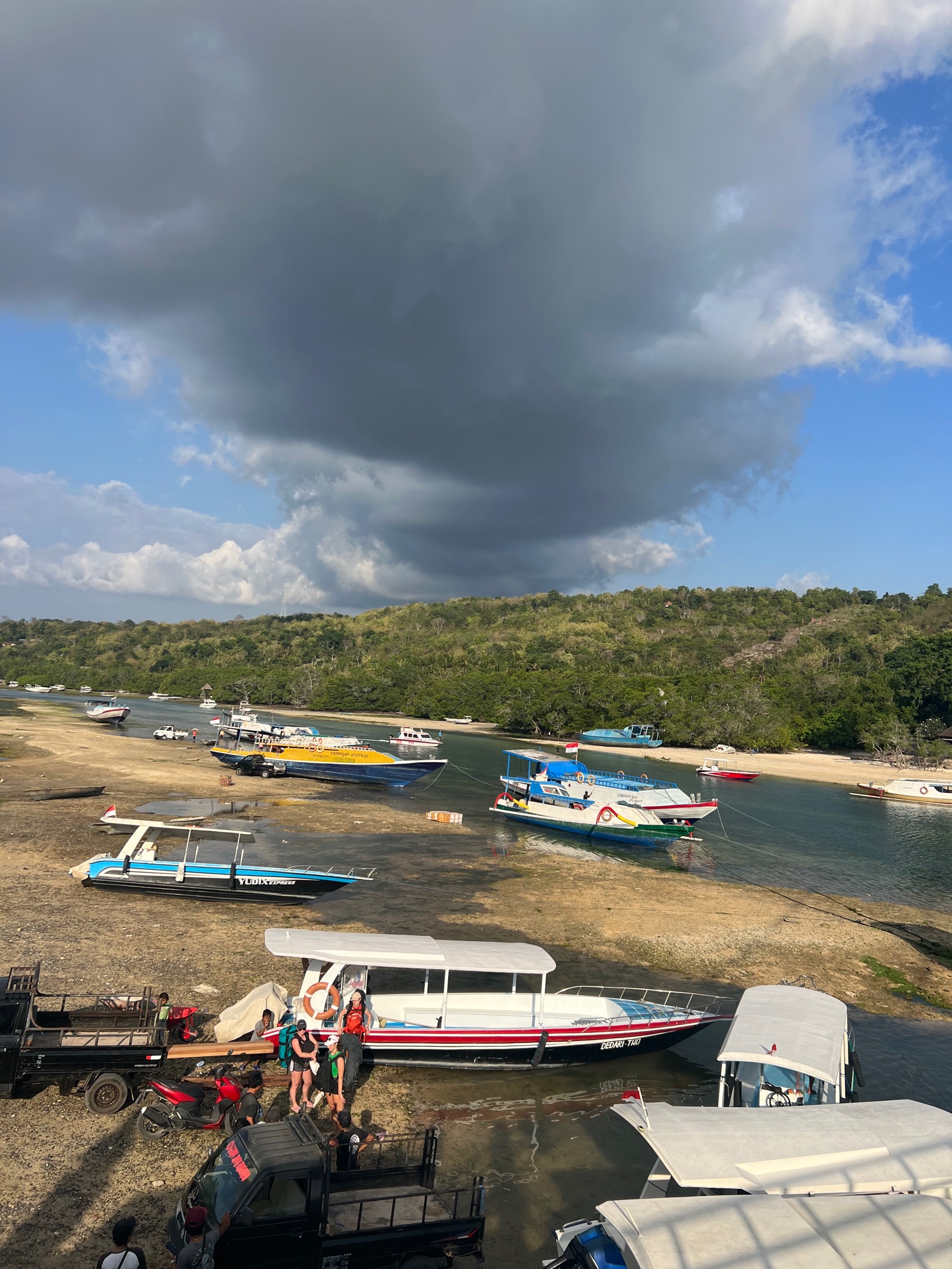 Bateaux posés à marée basse dans le chenal entre Nusa Lembongan et Nusa Ceningan