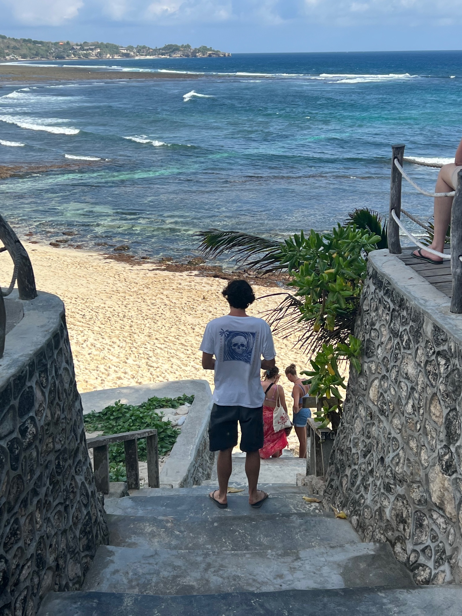 Escalier en pierre descendant vers le sable de Dream Beach à Nusa Lembongan