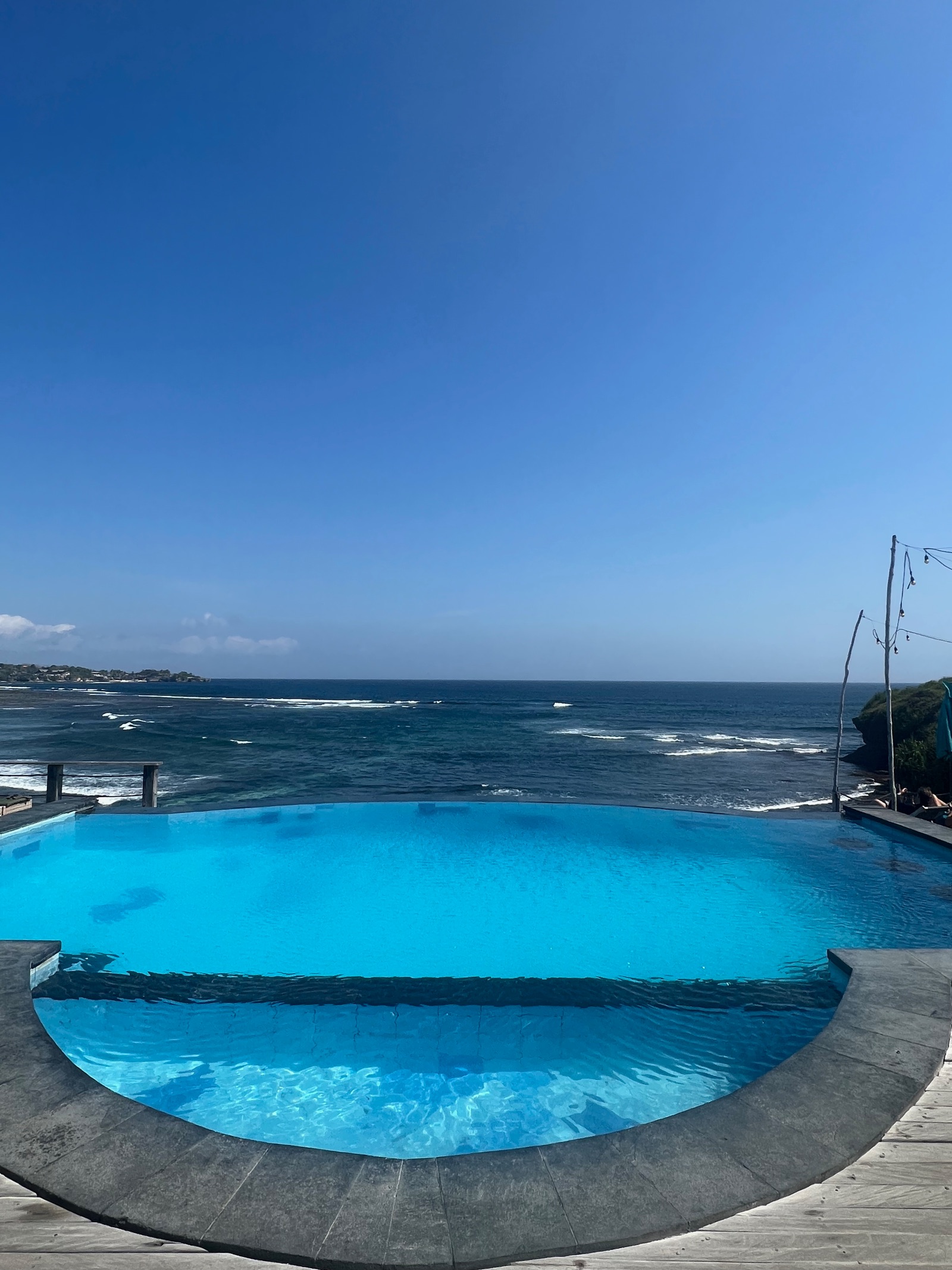 Piscine à débordement face à l'océan au-dessus de Dream Beach à Nusa Lembongan