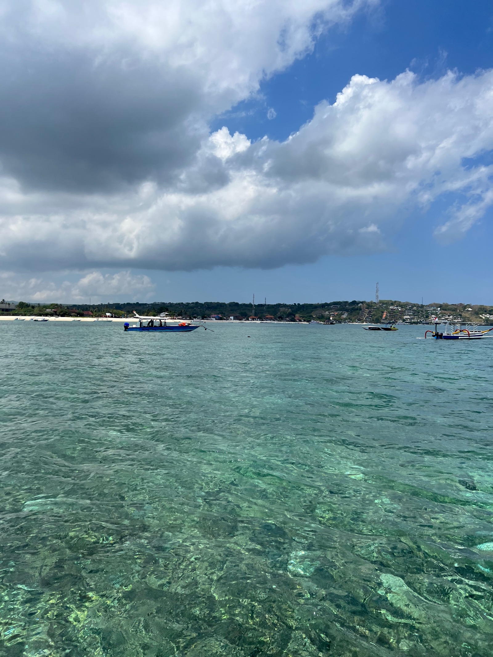 Eau turquoise et transparente au-dessus du récif de Nusa Lembongan