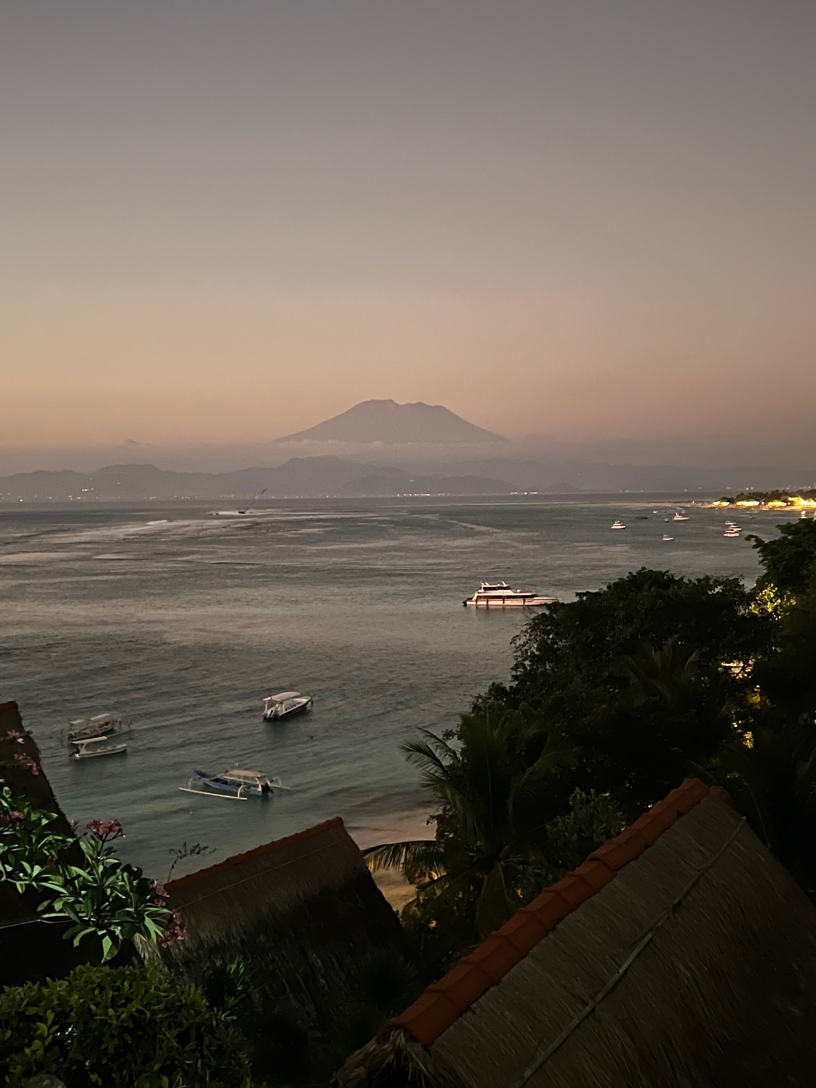 Silhouette du mont Agung au crépuscule vue depuis Nusa Lembongan
