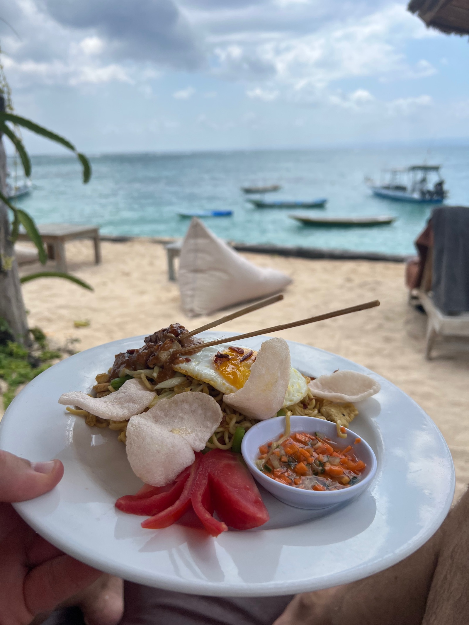 Assiette de nasi campur sur la plage de Nusa Lembongan