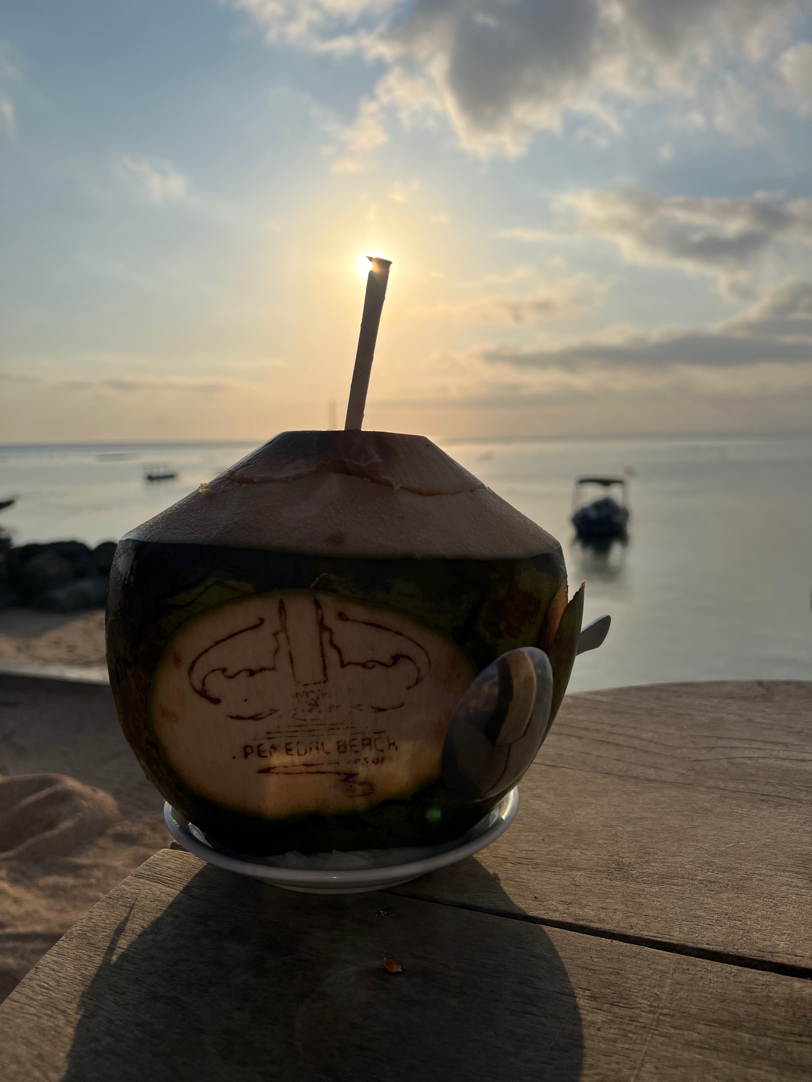 Noix de coco fraîche au coucher du soleil sur la plage de Nusa Lembongan