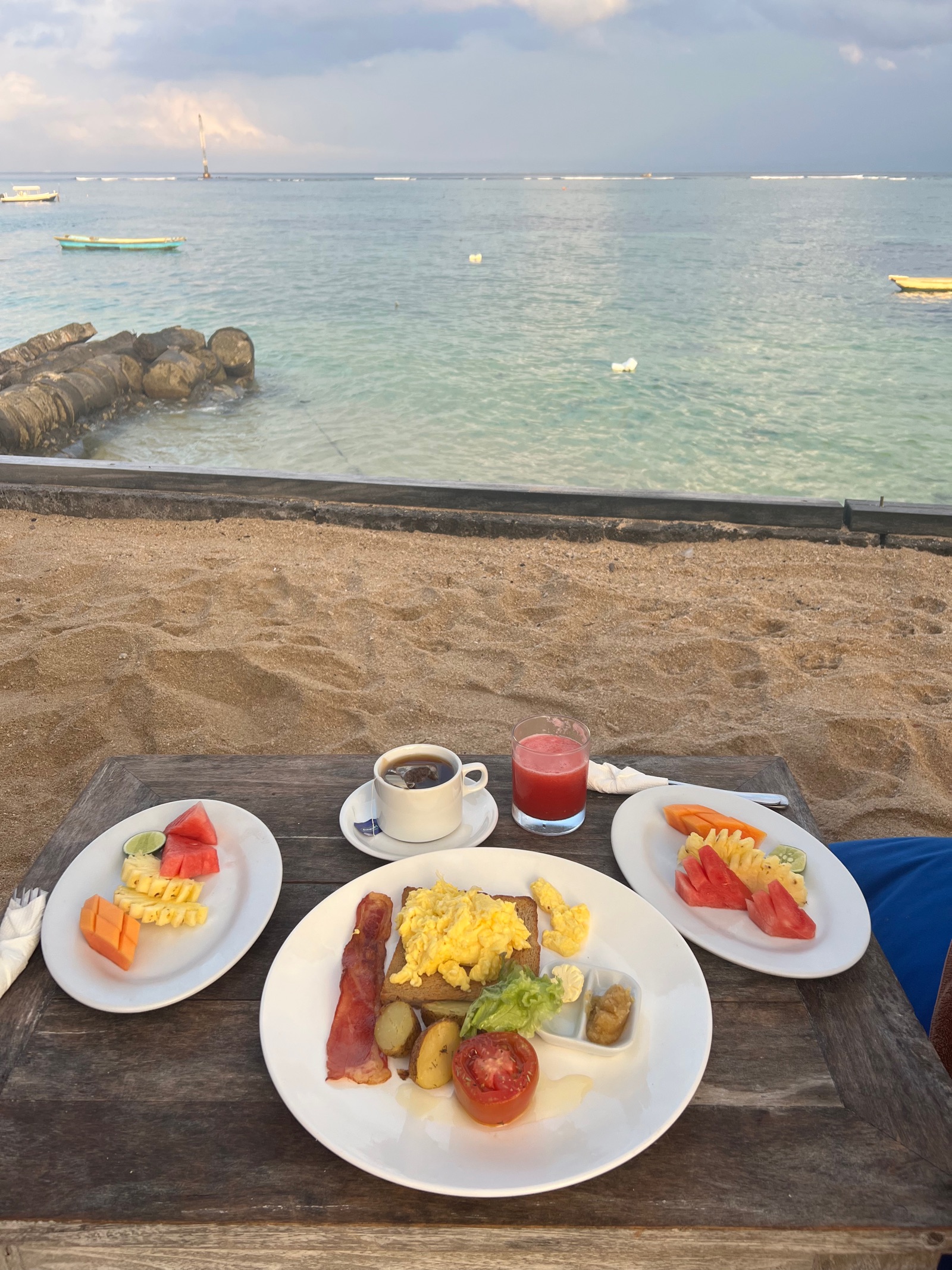 Petit-déjeuner de fruits et d'œufs sur une table au bord de la plage à Nusa Lembongan