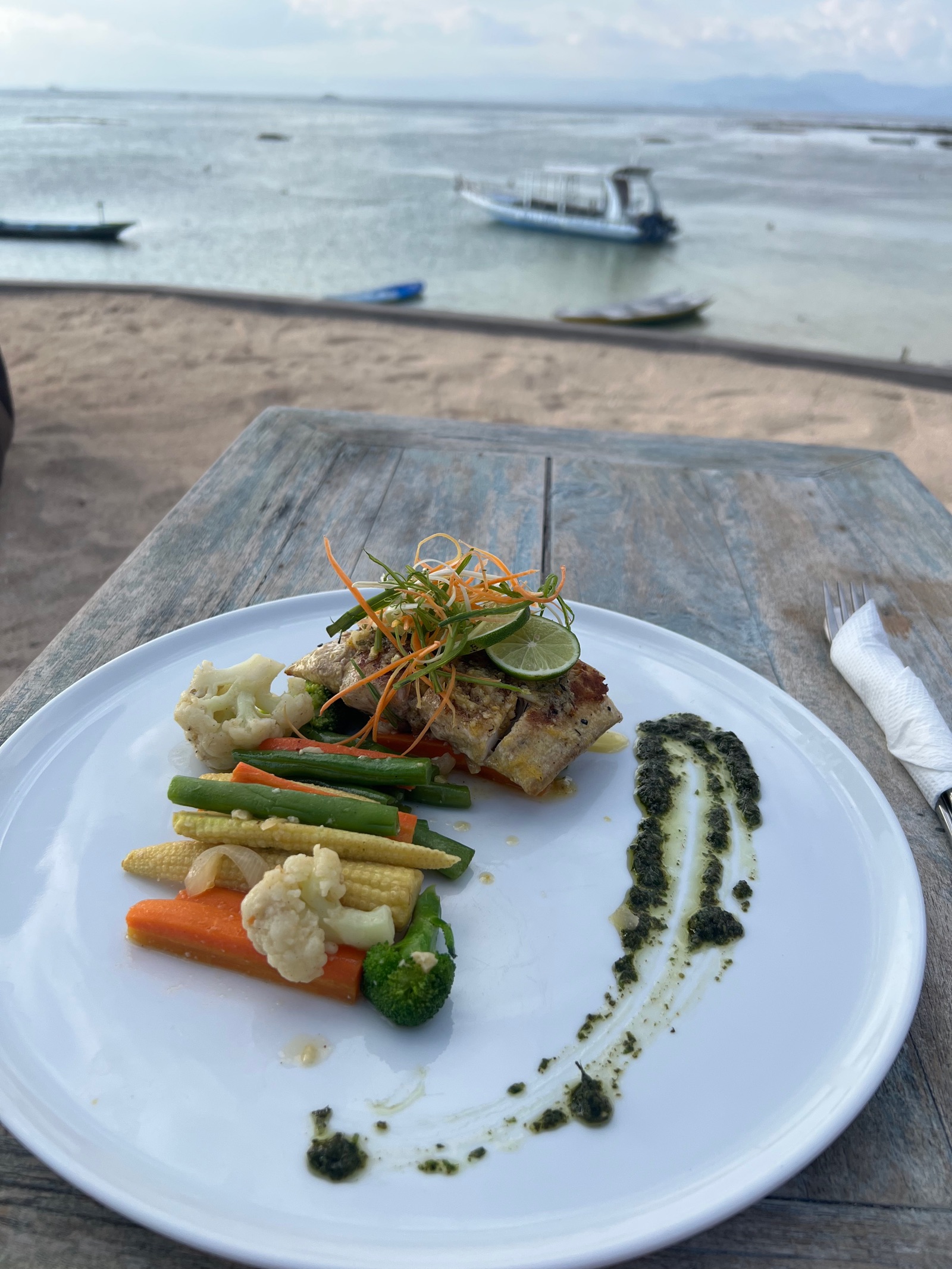 Assiette de poisson grillé et légumes face à la mer à Nusa Lembongan