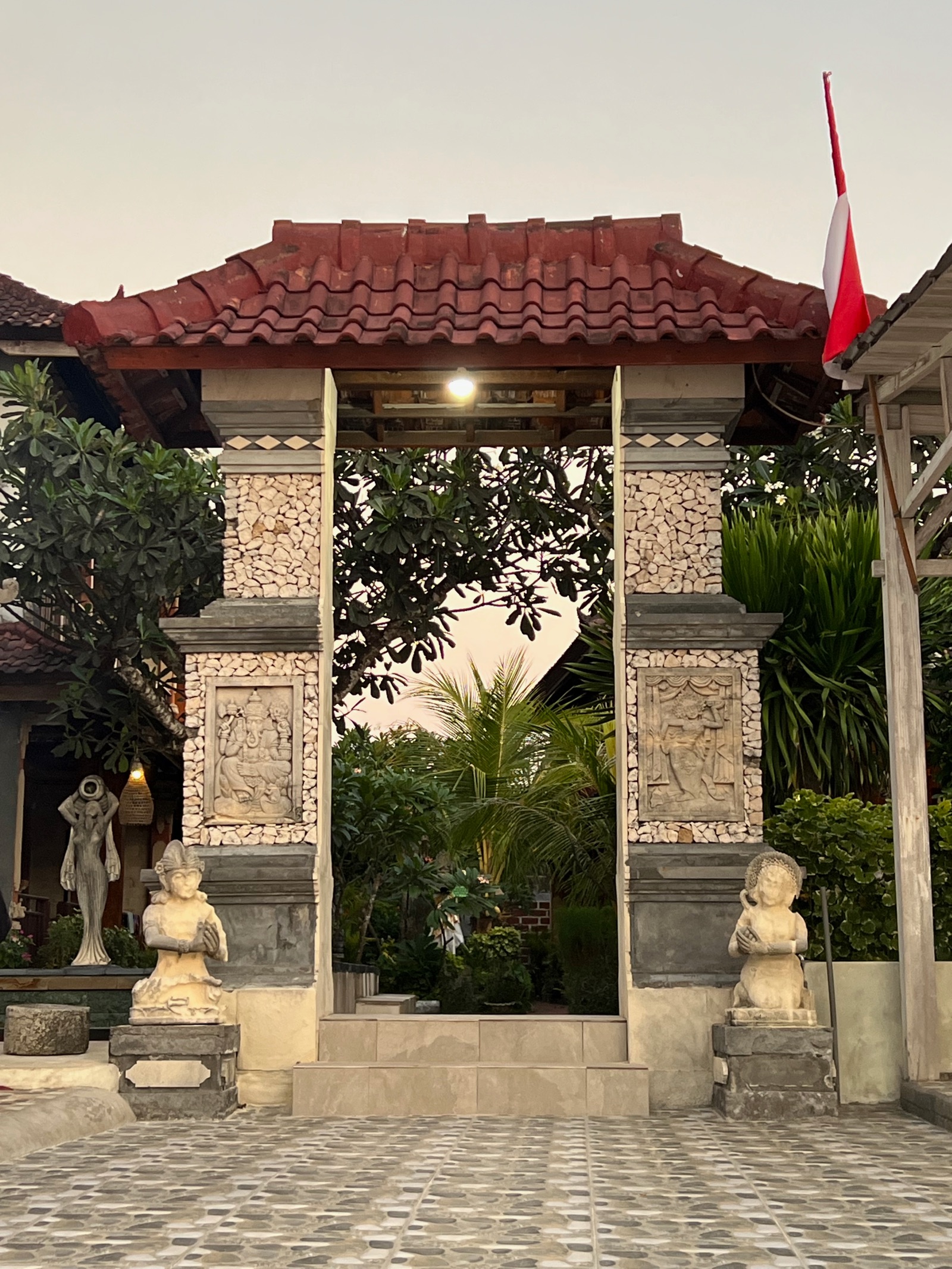 Porte balinaise traditionnelle en briques et pierre sculptée à Nusa Lembongan