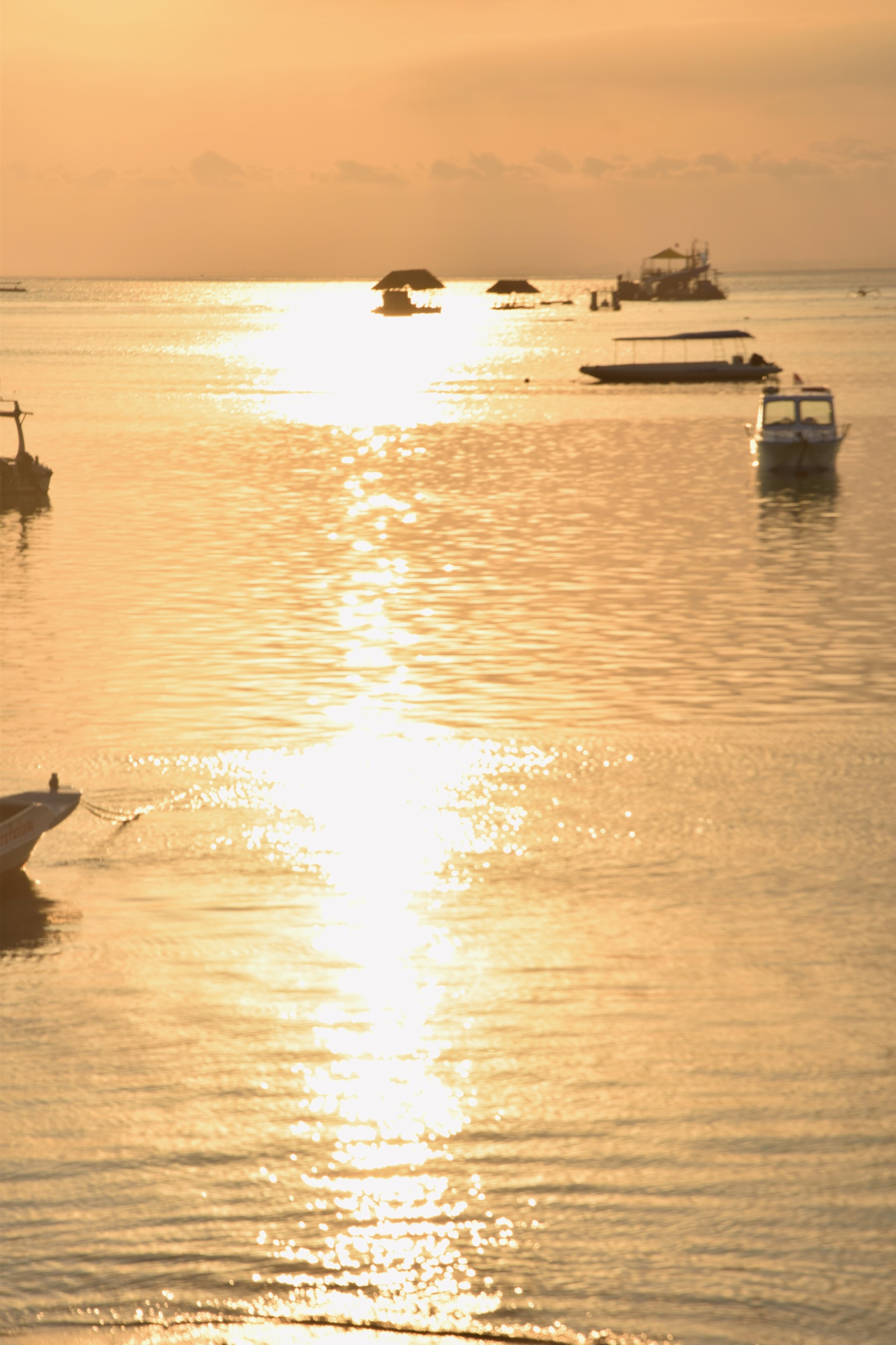 Reflets dorés du soleil couchant sur la mer à Nusa Lembongan