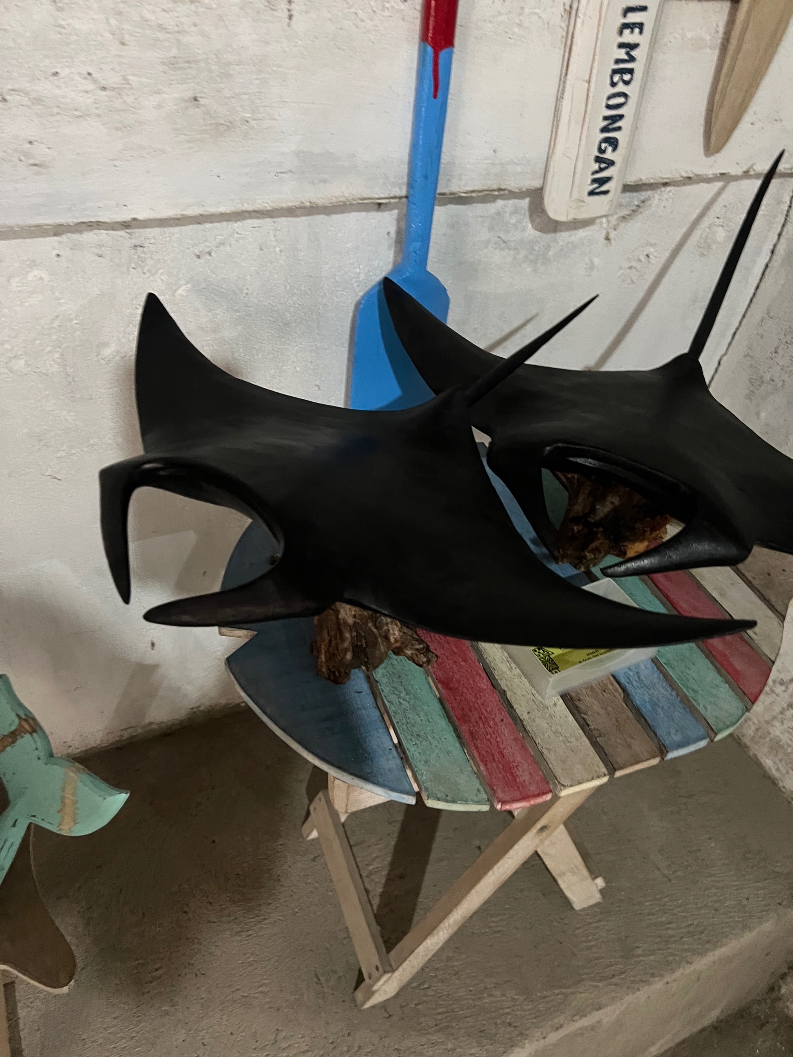 Raies manta sculptées dans le bois dans une boutique de Nusa Lembongan