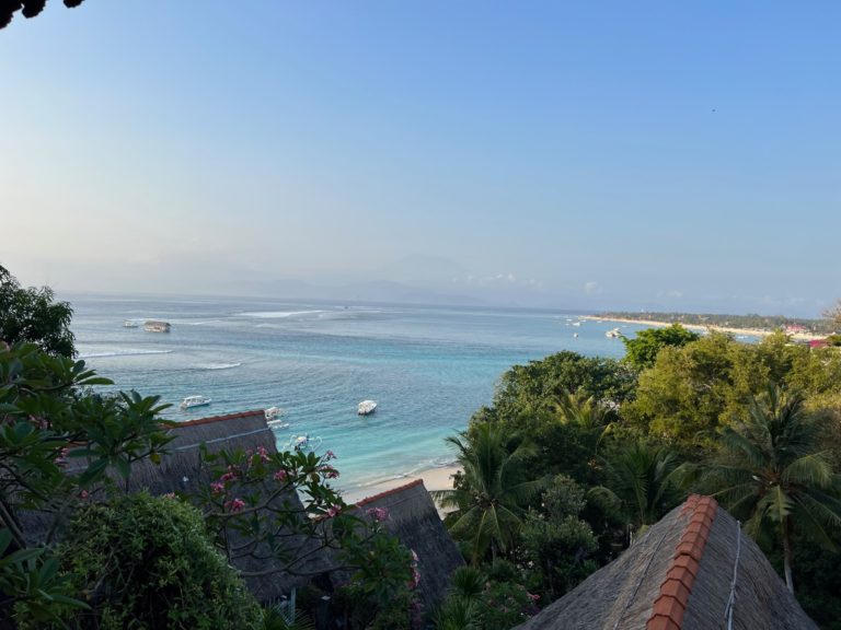 Vue sur le lagon de Jungut Batu depuis les hauteurs de Nusa Lembongan