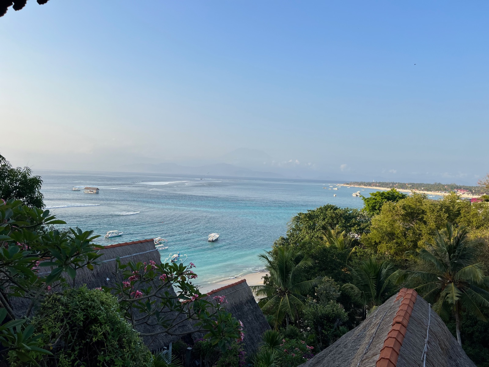 Vue sur le lagon de Jungut Batu depuis les hauteurs de Nusa Lembongan