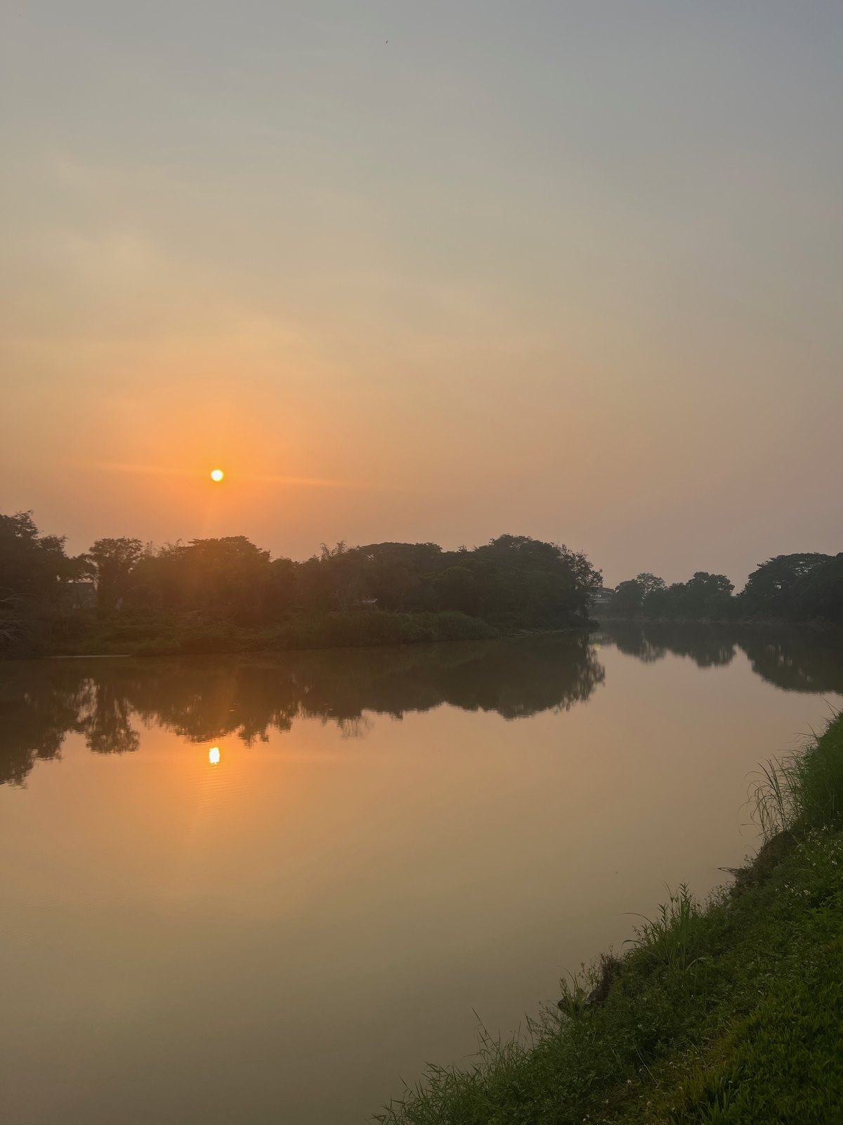 Lever de soleil voilé sur la rivière Kok à Chiang Rai