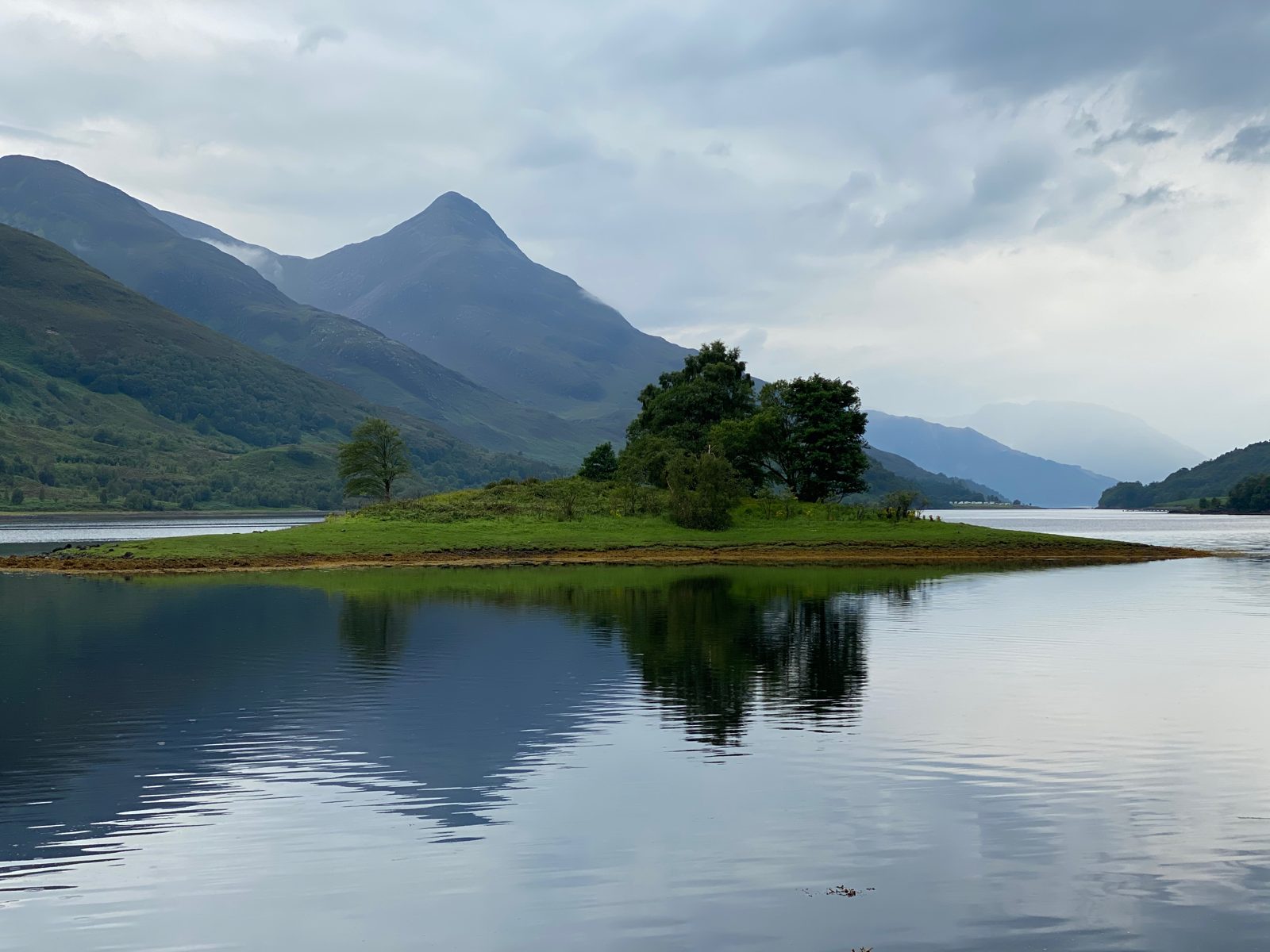 Le Loch Leven au petit matin, entre montagnes et île boisée