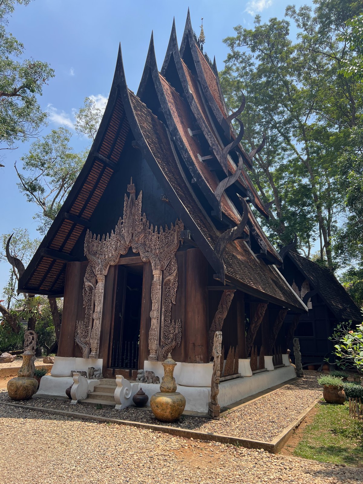 Pavillon de bois noir aux toits pointus à la Maison noire de Chiang Rai
