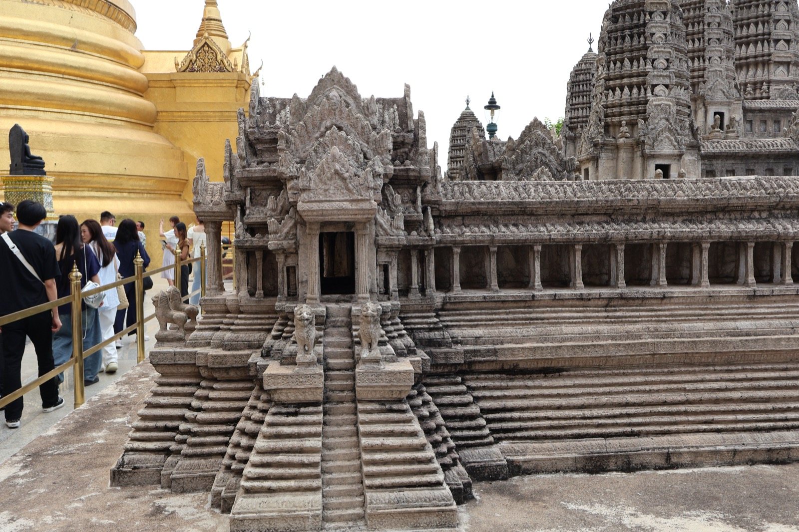 Maquette en pierre d'Angkor Wat dans l'enceinte du Grand Palais
