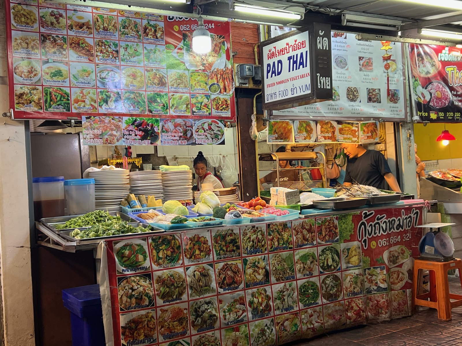 Stand de pad thaï et de plats thaïs au marché de nuit de Chiang Rai
