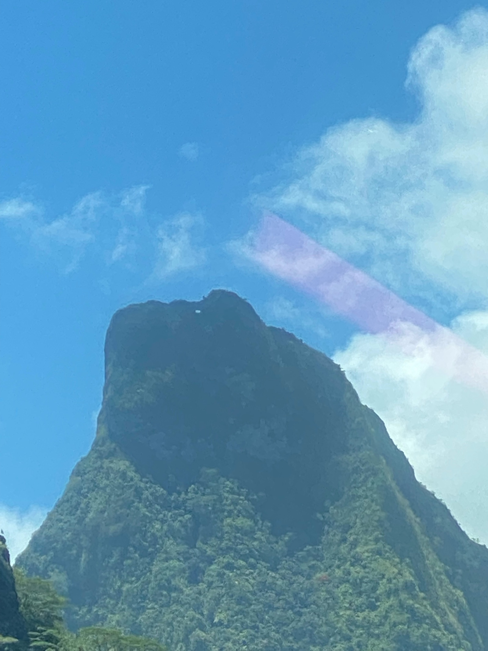 Pic rocheux de Moorea au fond de la baie de Cook