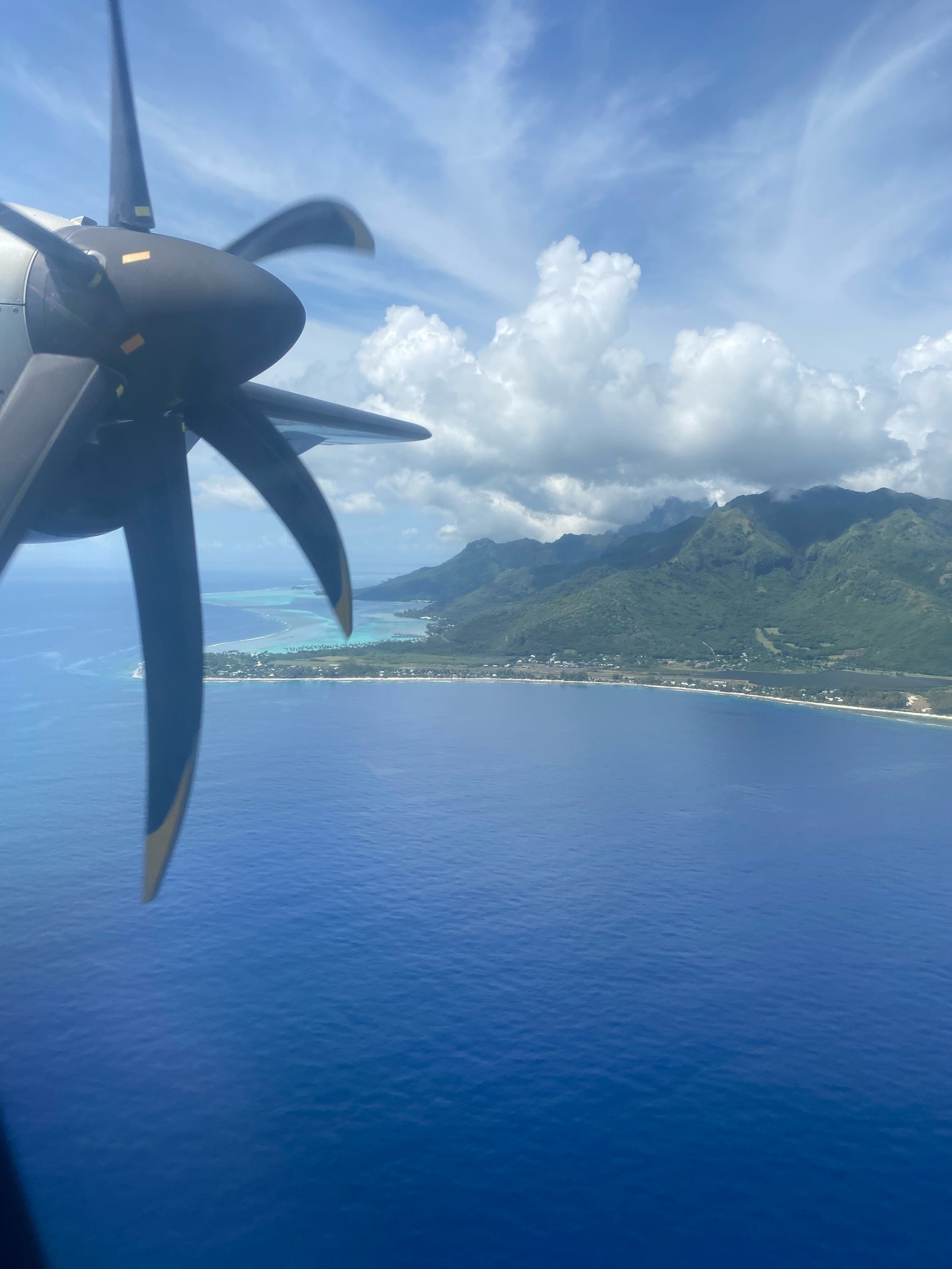 Moorea vue depuis le hublot d'un avion Air Tahiti