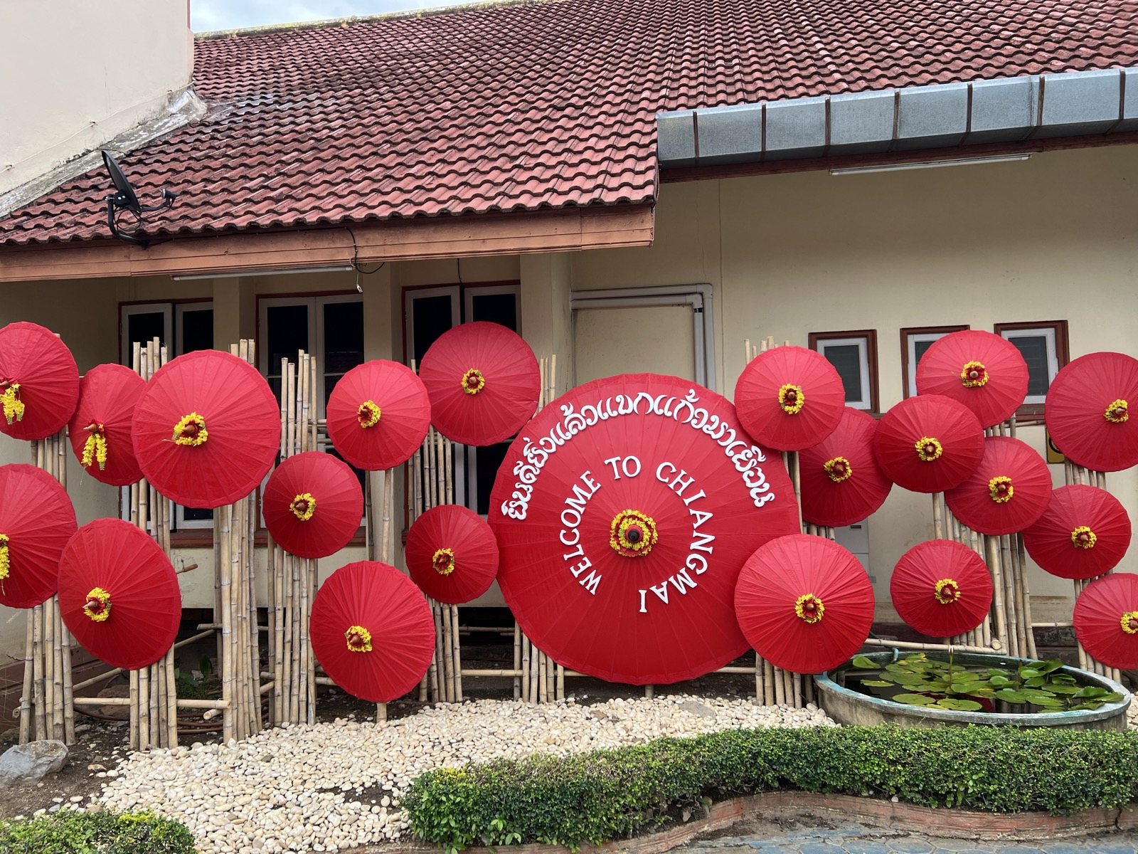 Ombrelles rouges décorant l'entrée de la gare de Chiang Mai
