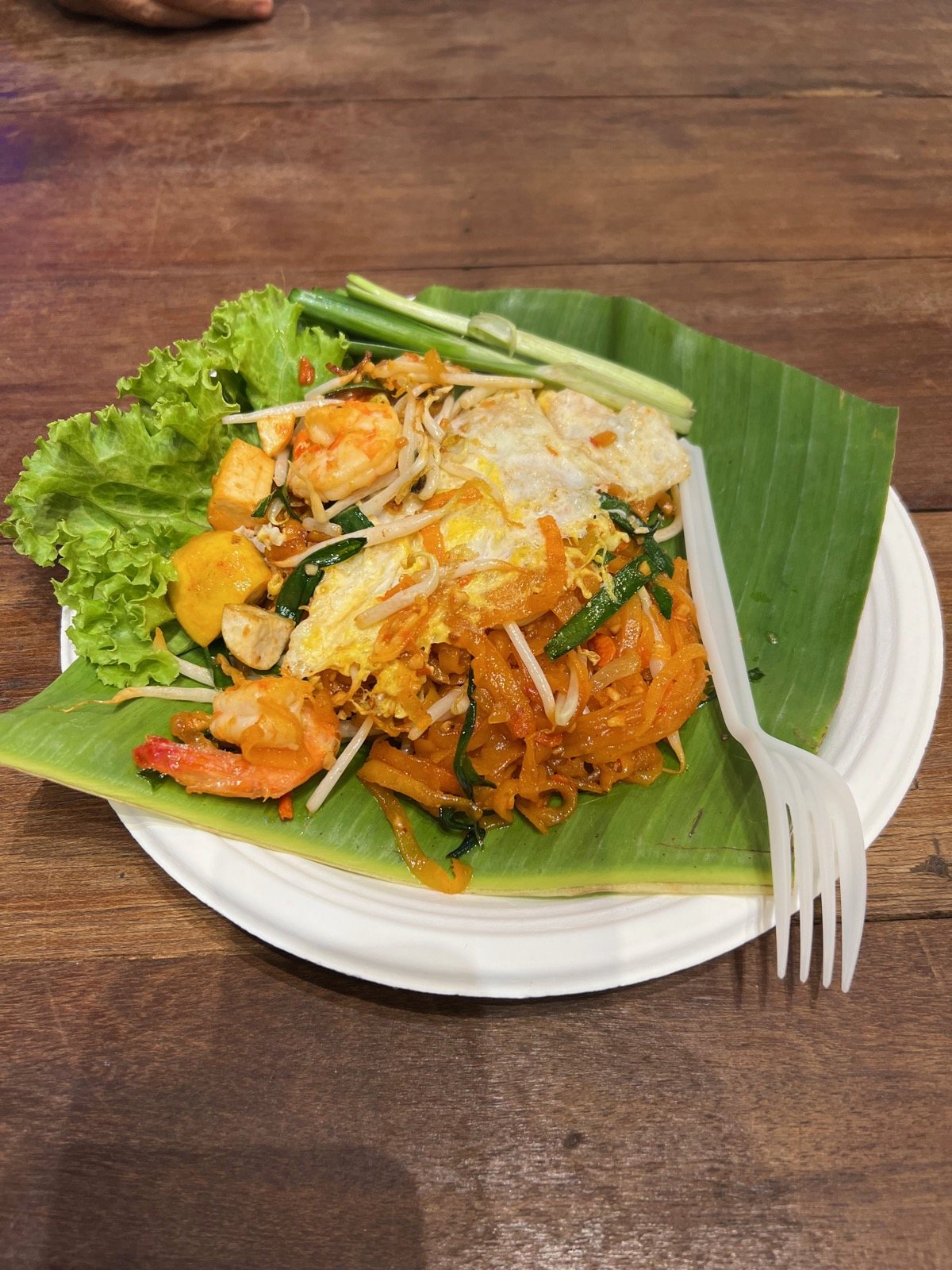 Pad thaï aux crevettes servi sur une feuille de bananier