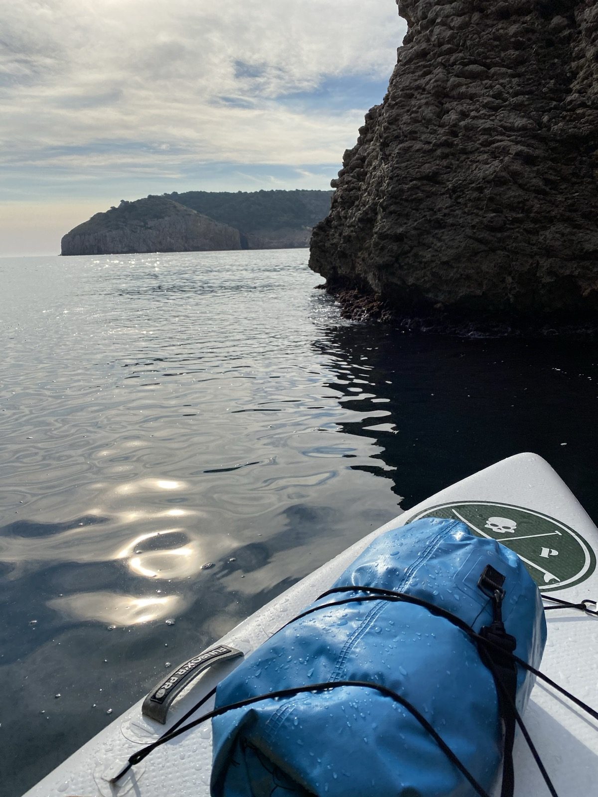 Avant d'un paddle avec un sac étanche, face aux falaises de Montgó