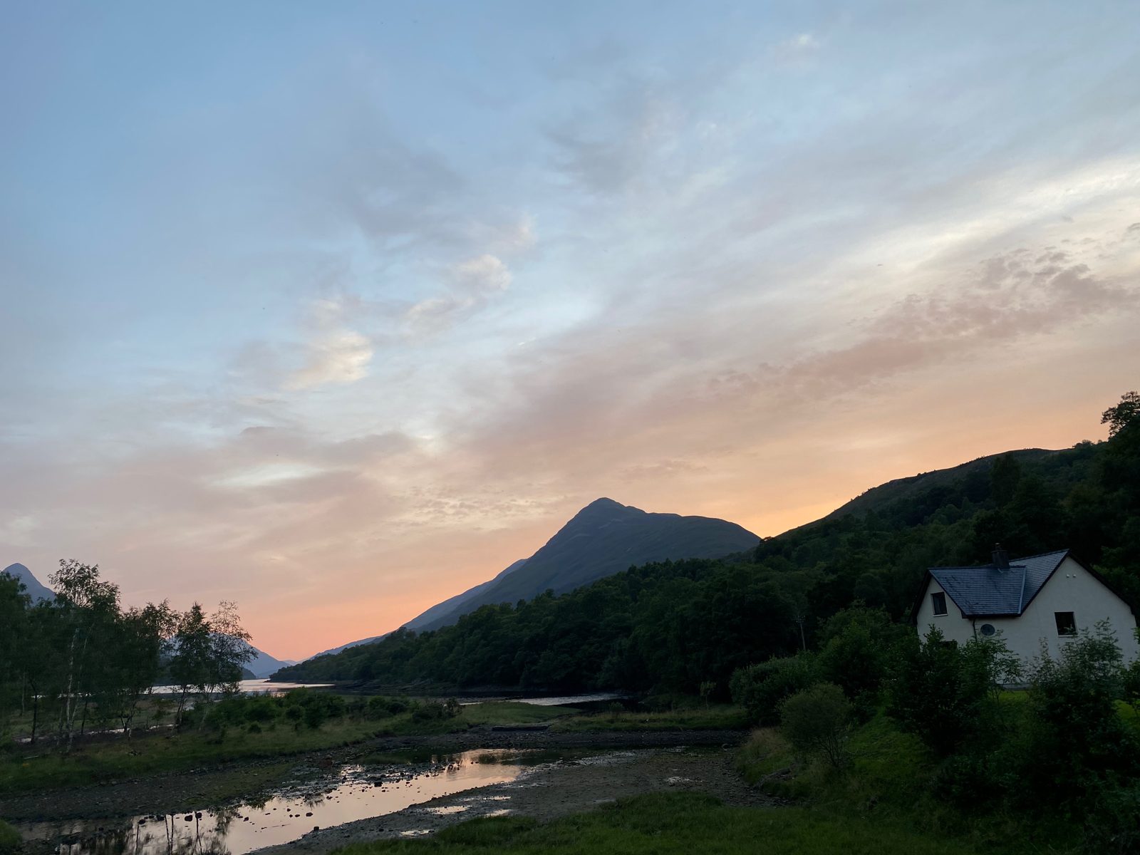 Le Pap of Glencoe au coucher du soleil au-dessus du Loch Leven
