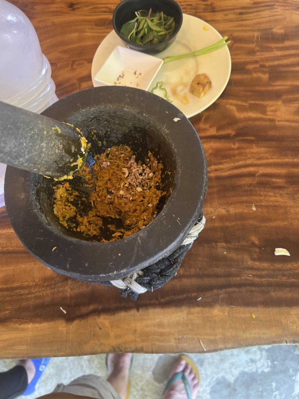 Pâte de curry pilée dans un mortier en pierre
