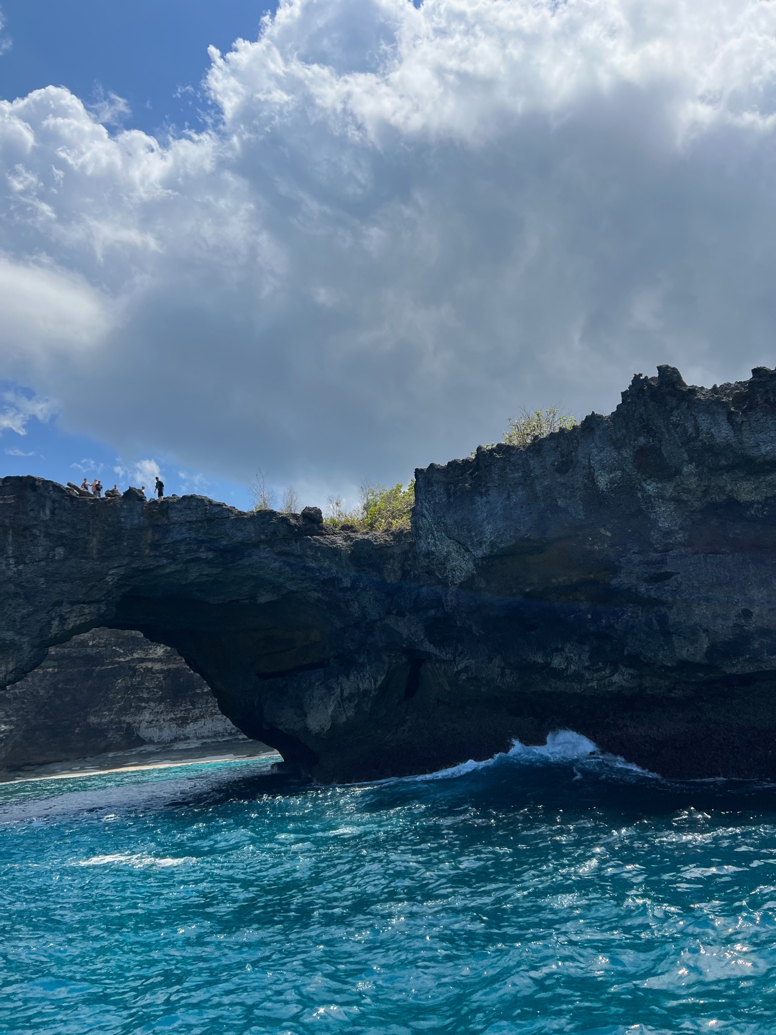 Arche creusée par la mer dans une falaise de Nusa Penida