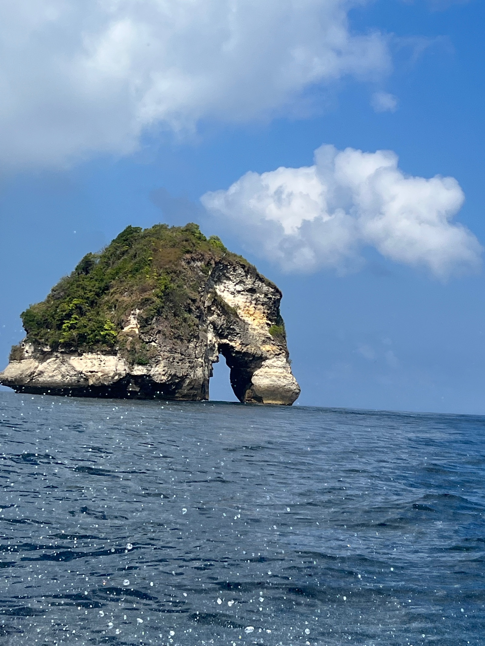 Arche rocheuse au large de la côte sud-ouest de Nusa Penida