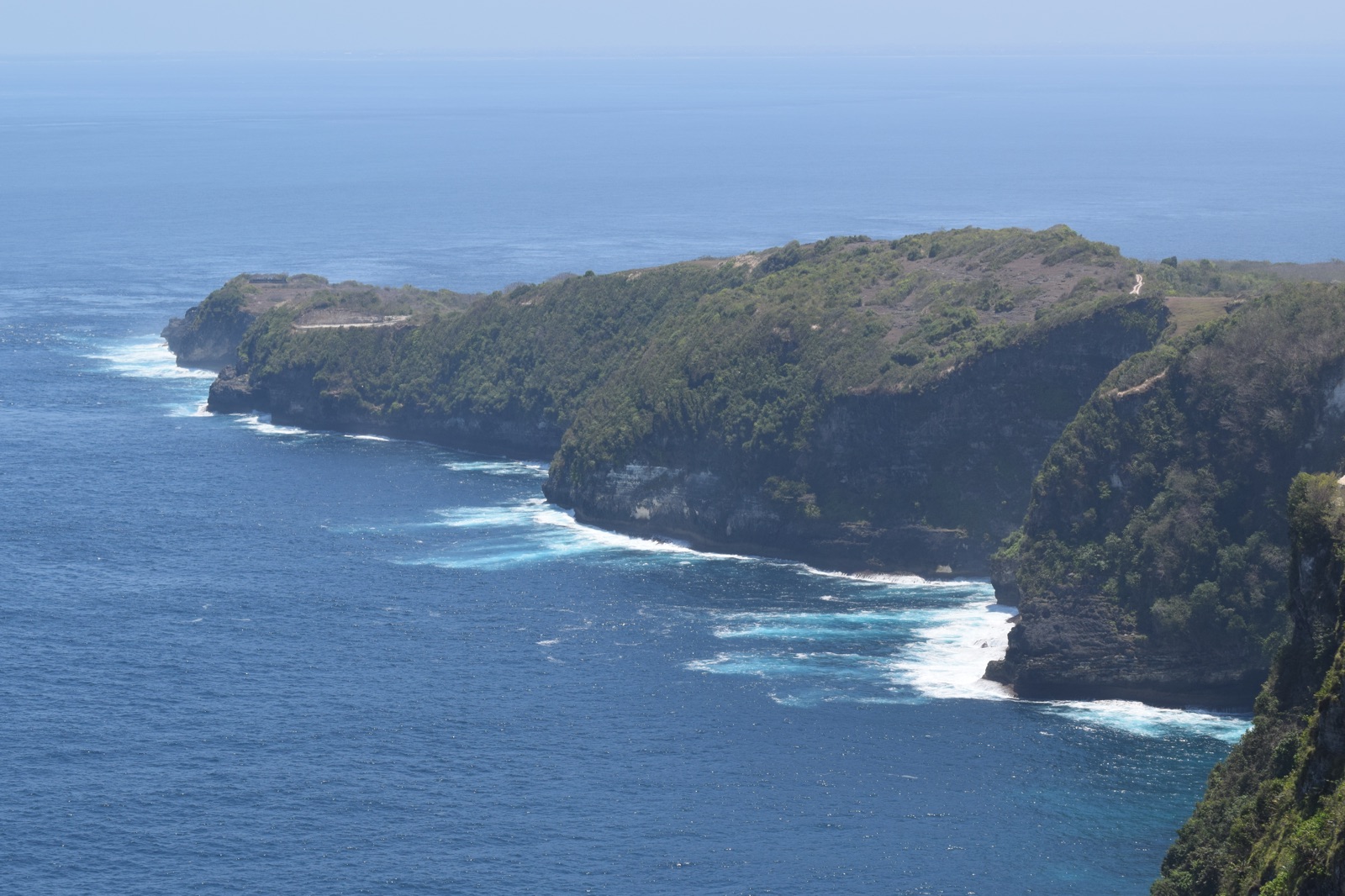 Côte ouest de Nusa Penida et ses falaises depuis Kelingking