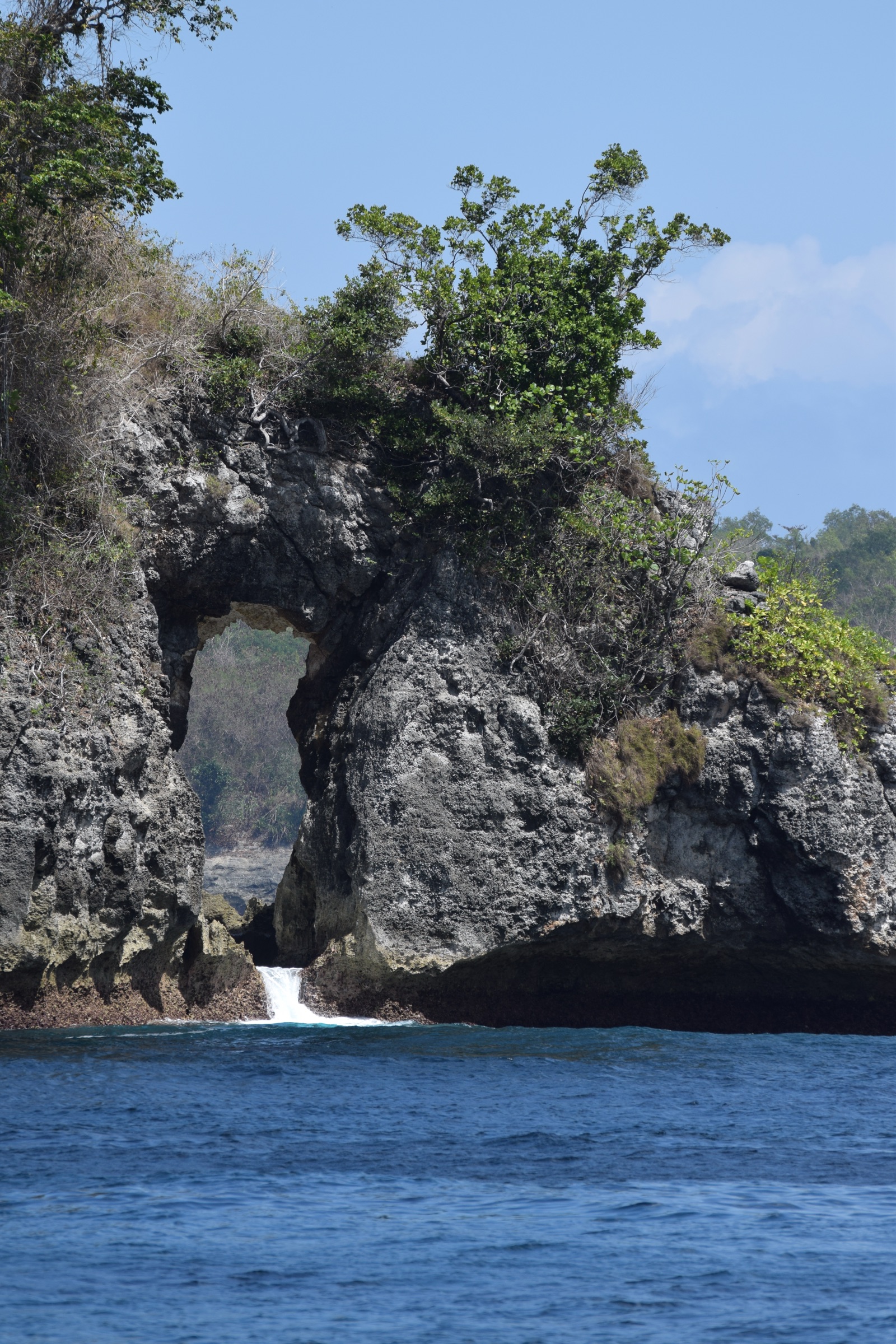 Rocher percé d'une arche à Crystal Bay, Nusa Penida
