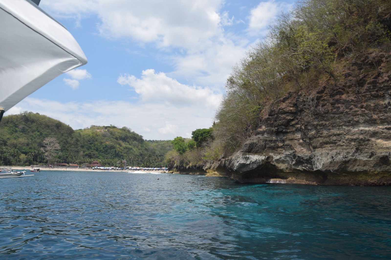 Falaise et eau turquoise à Crystal Bay sur Nusa Penida