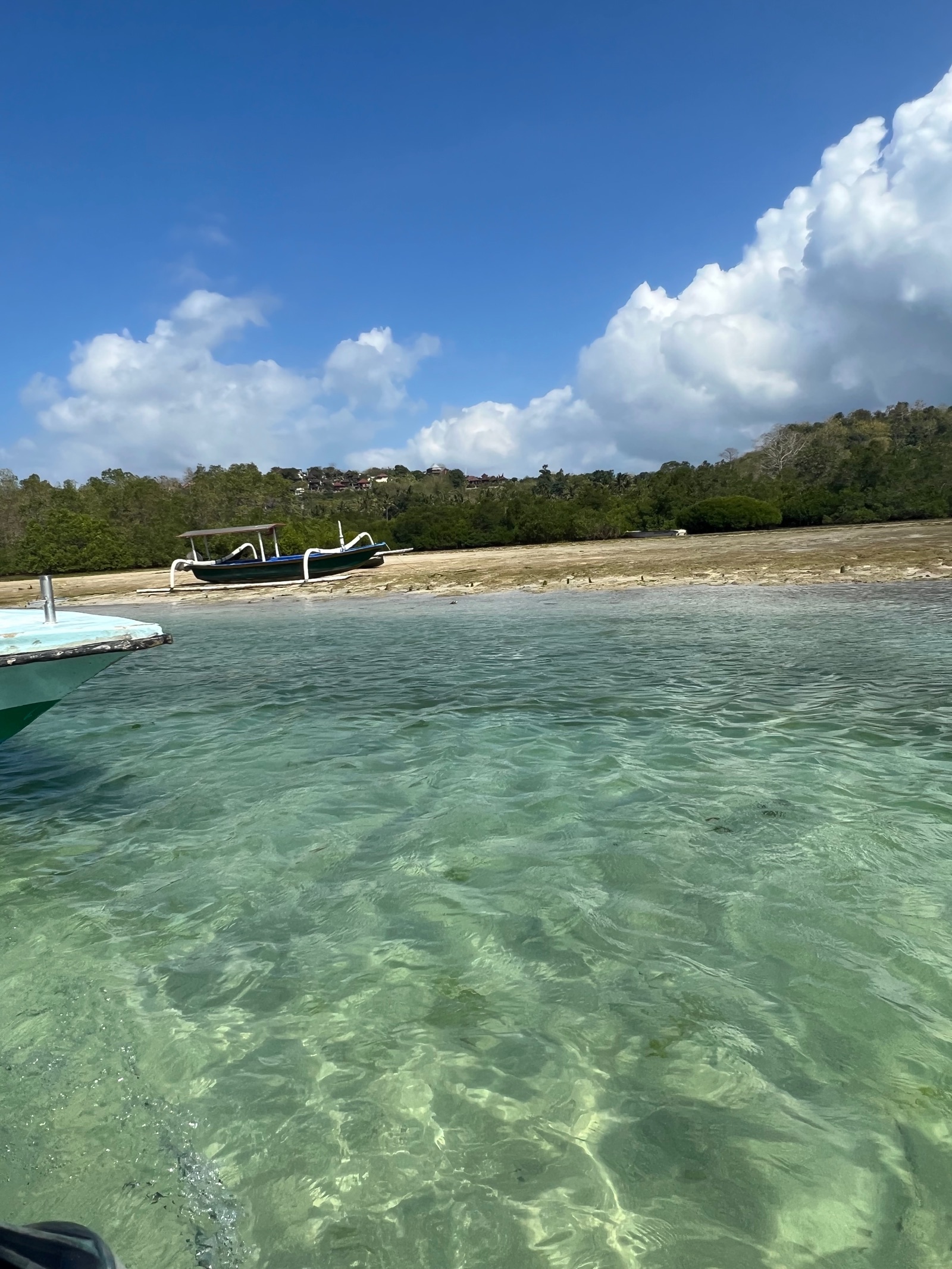Eau translucide près du rivage au nord-ouest de Nusa Penida