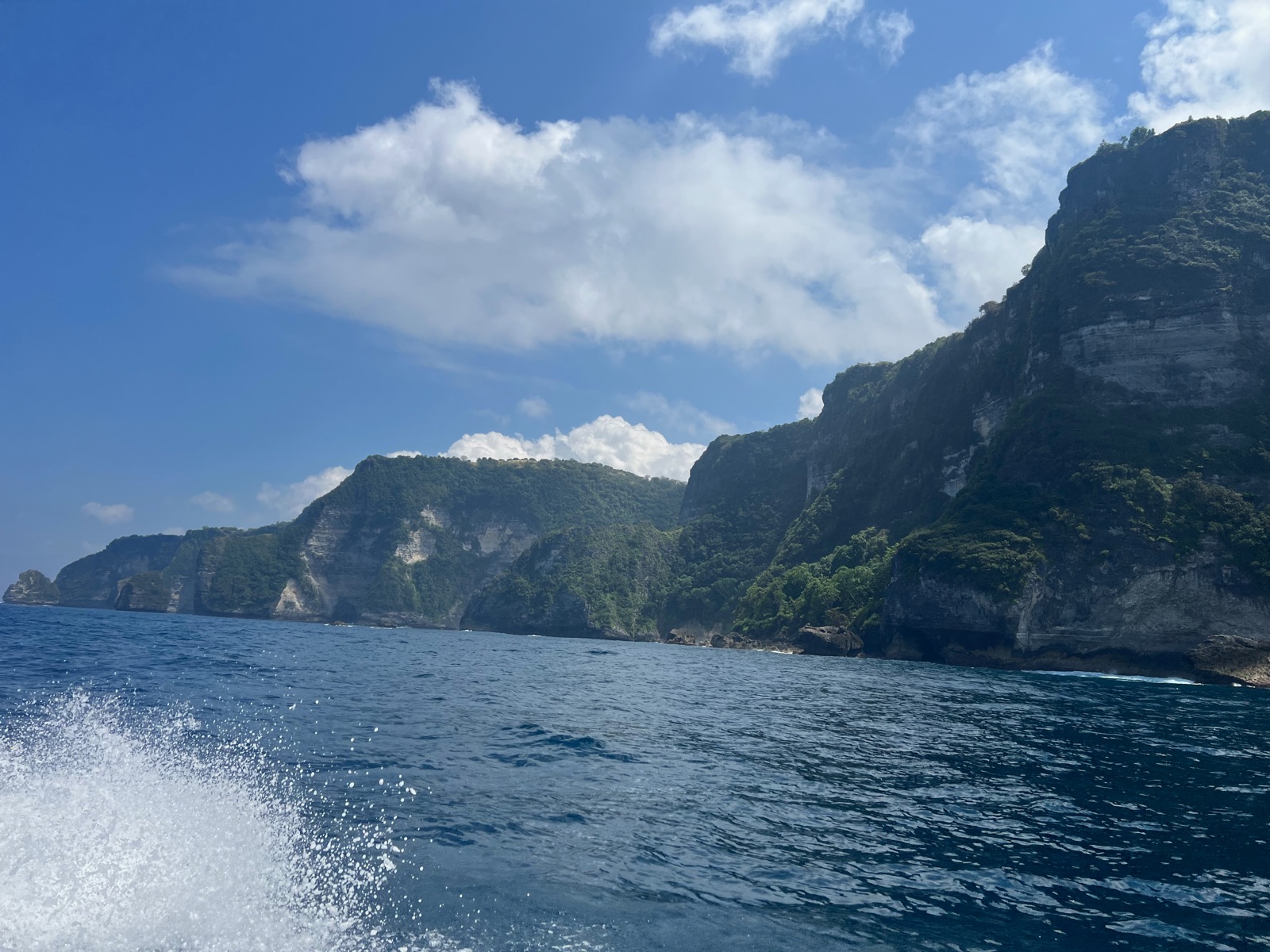 Hautes falaises de la côte sud-ouest de Nusa Penida