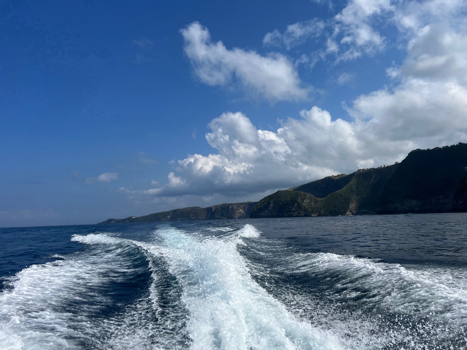 Falaises de Nusa Penida vues depuis un bateau rapide