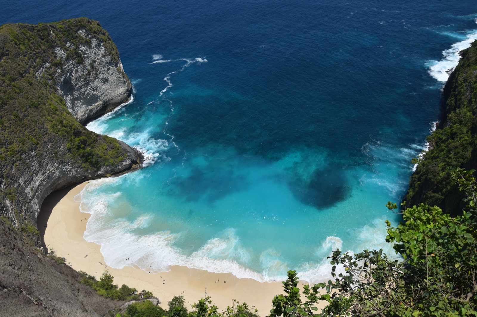 Plage de Kelingking et eau turquoise vues du belvédère à Nusa Penida