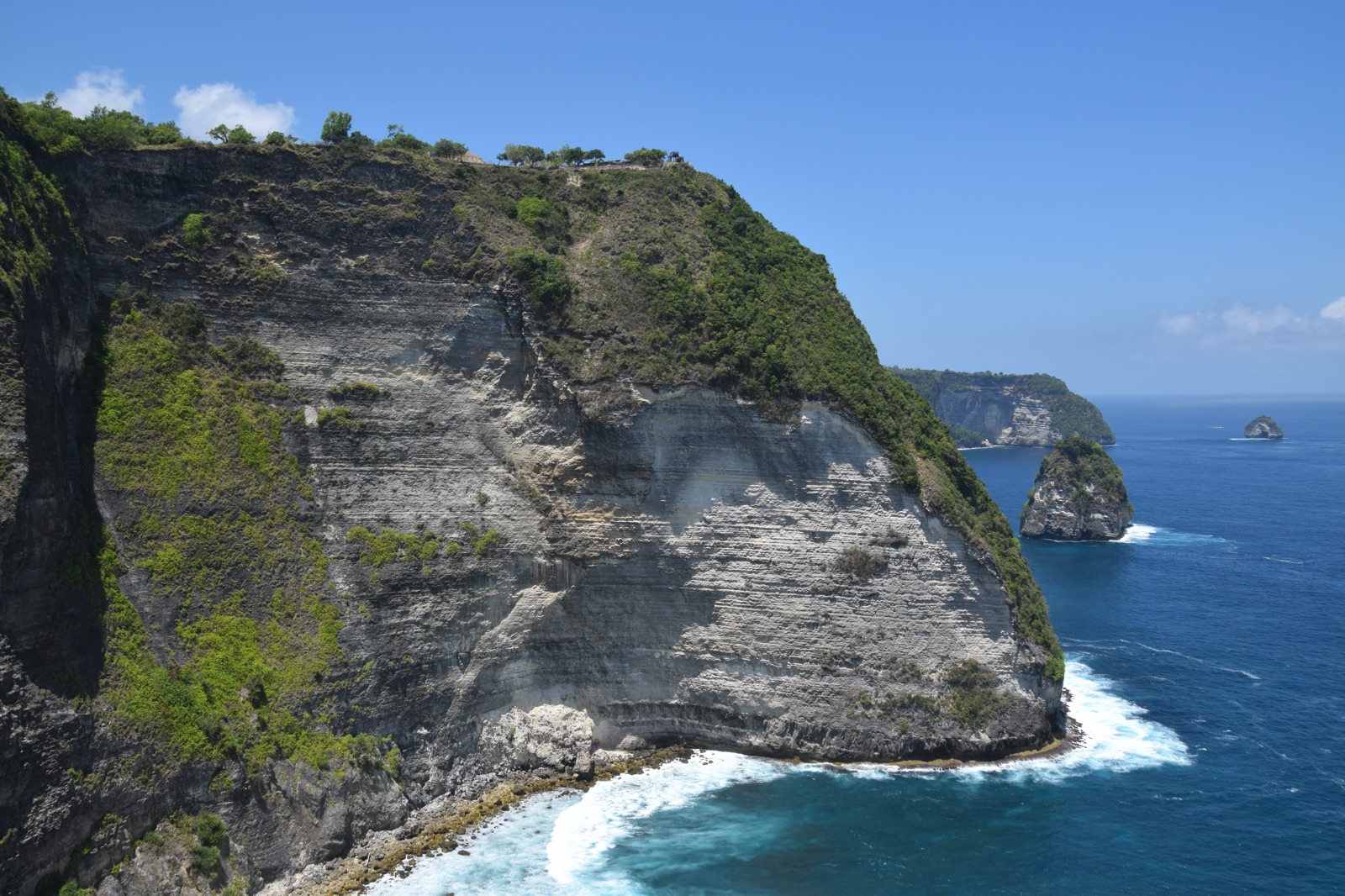 Falaise de Kelingking vue de profil au-dessus de l'océan Indien