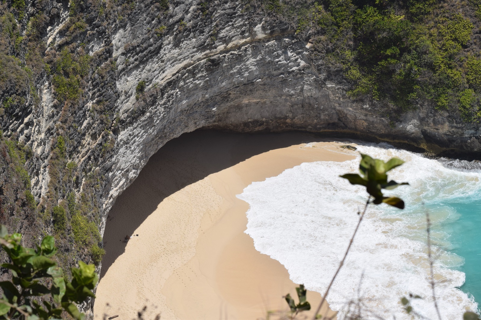 Plage de sable au pied de la falaise de Kelingking à Nusa Penida