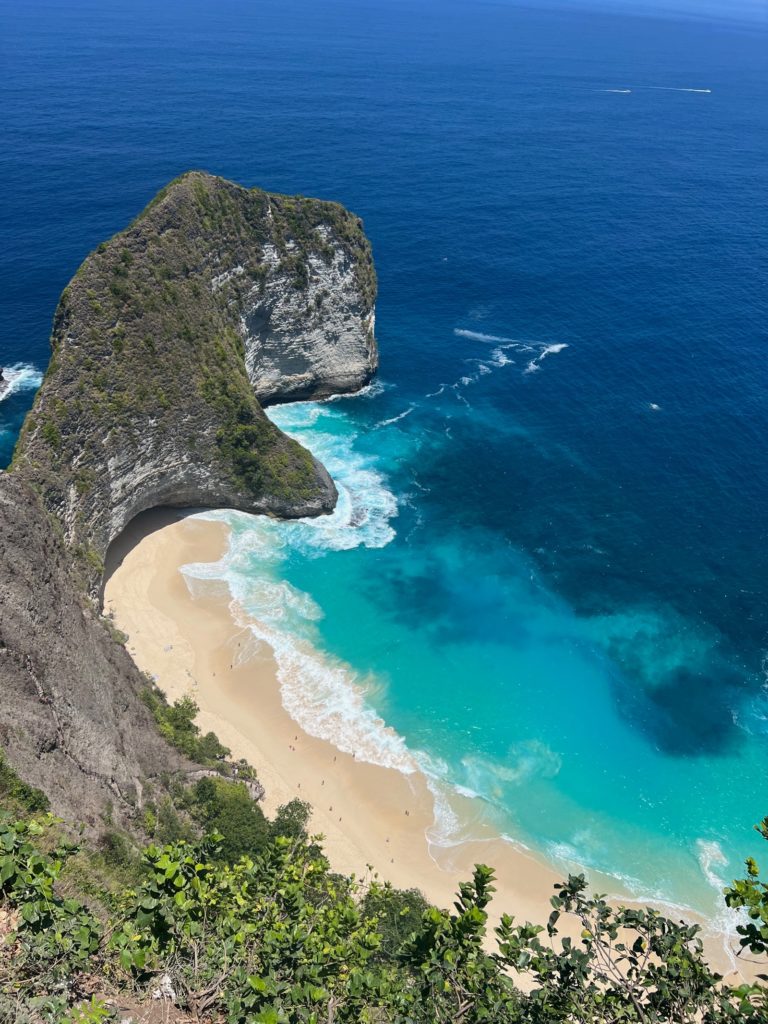 Promontoire de Kelingking et plage turquoise en contrebas à Nusa Penida