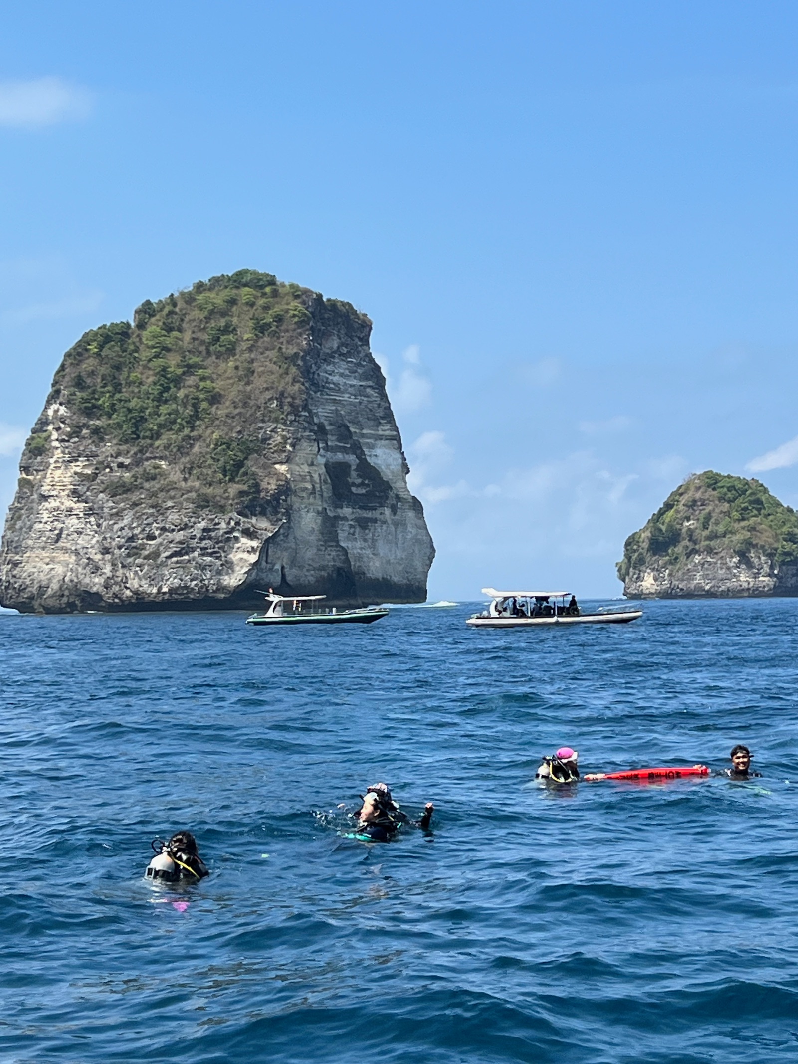 Rochers et snorkeleurs dans l'eau à Manta Point, Nusa Penida