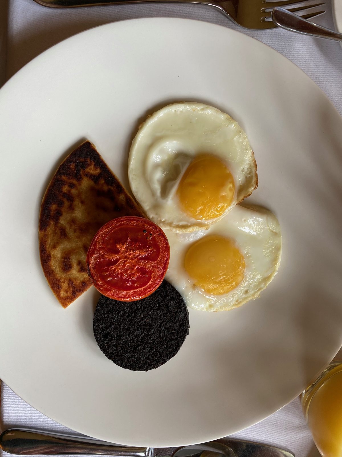 Petit-déjeuner écossais avec œufs, tomate, boudin noir et galette de pomme de terre