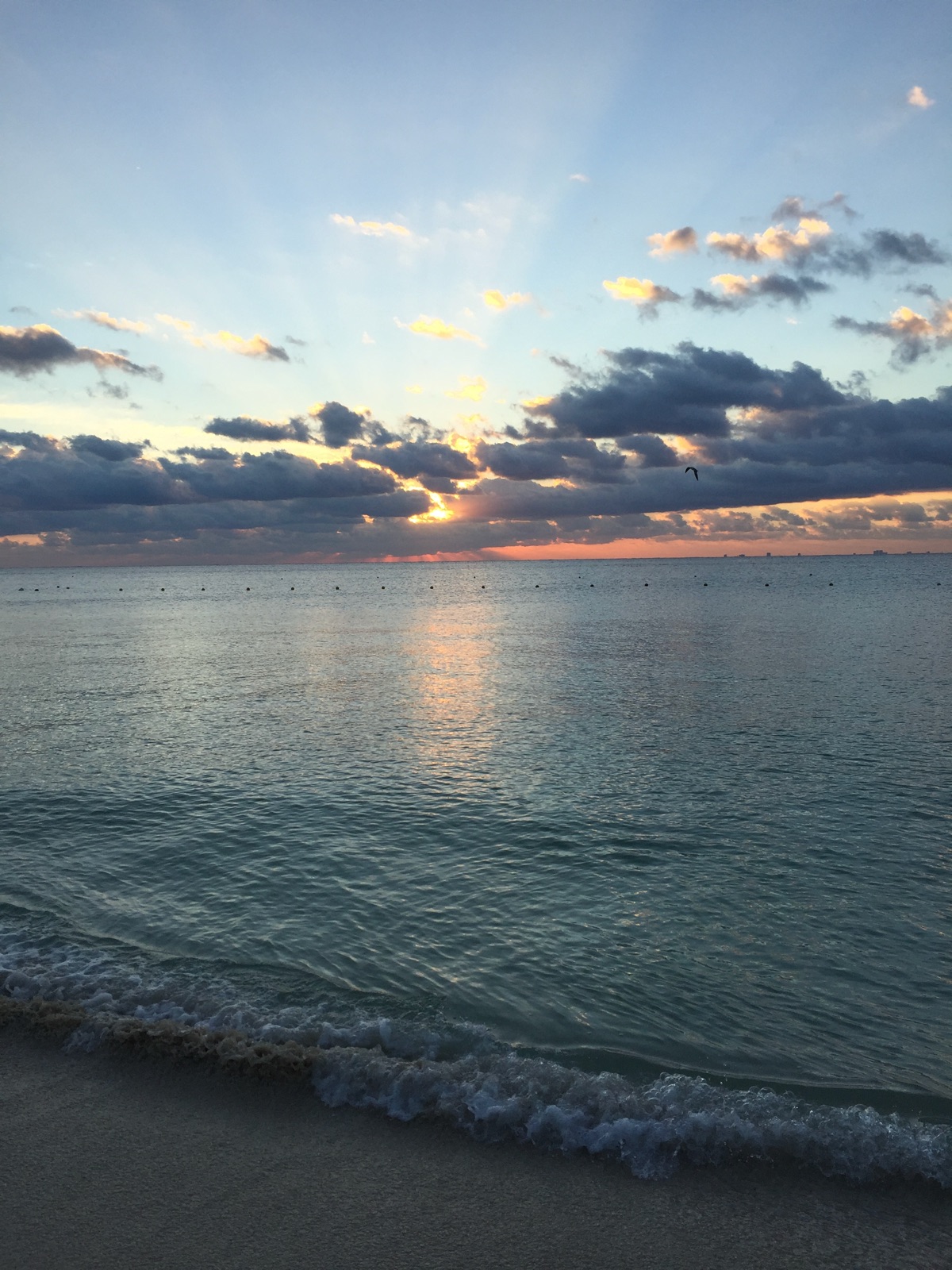 Lever de soleil sur la mer des Caraïbes à Playa del Carmen