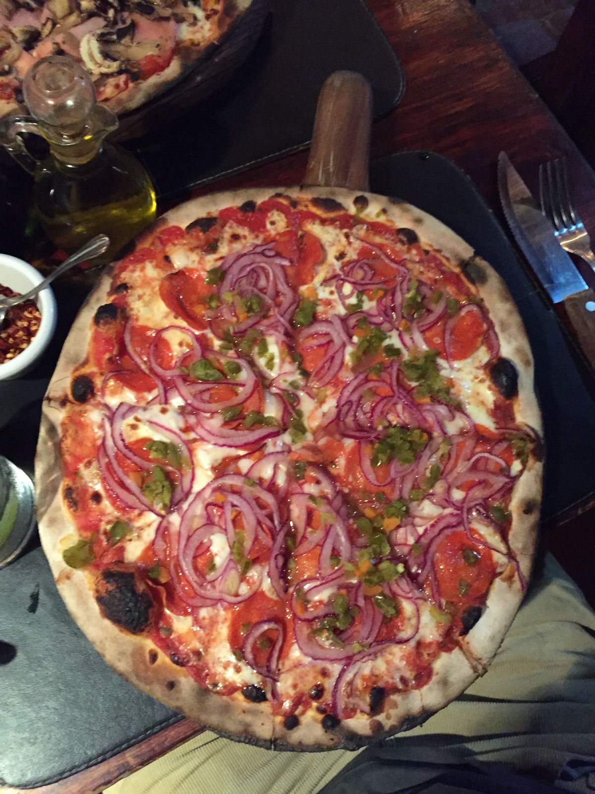 Pizza au feu de bois dans une pizzeria de Playa del Carmen