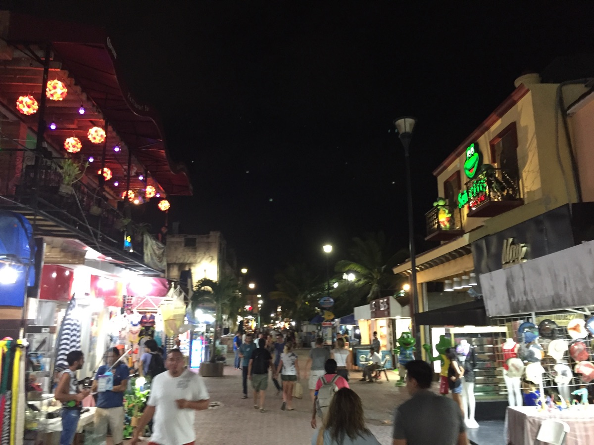 La Quinta Avenida animée le soir à Playa del Carmen