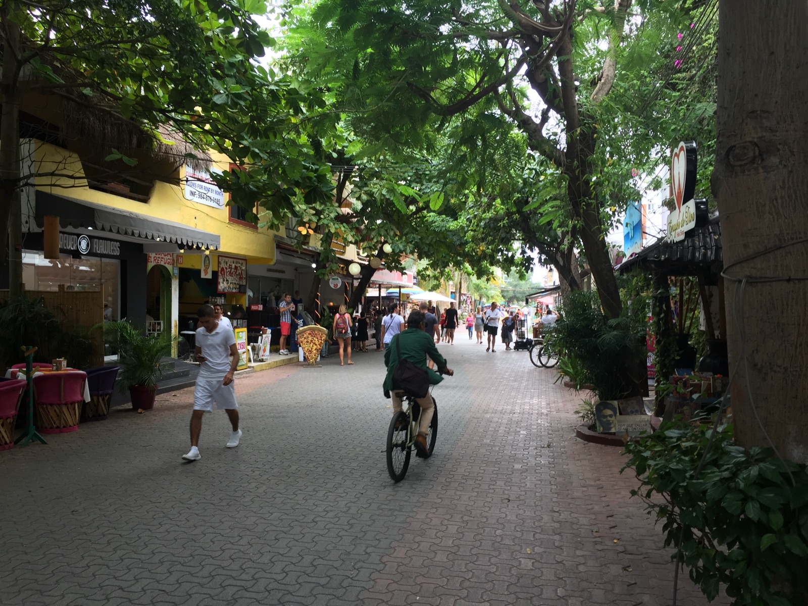 La Quinta Avenida de Playa del Carmen en journée