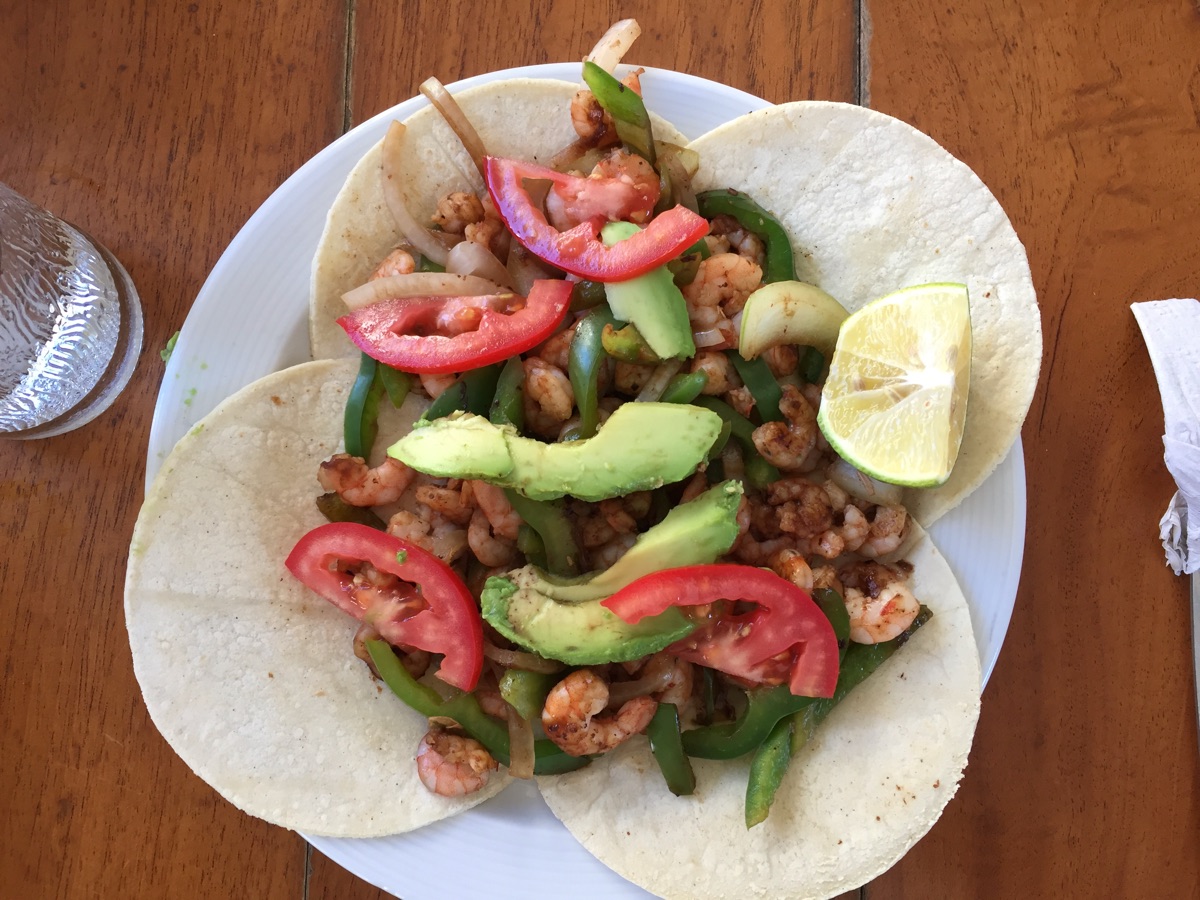 Tacos aux crevettes et avocat à Playa del Carmen