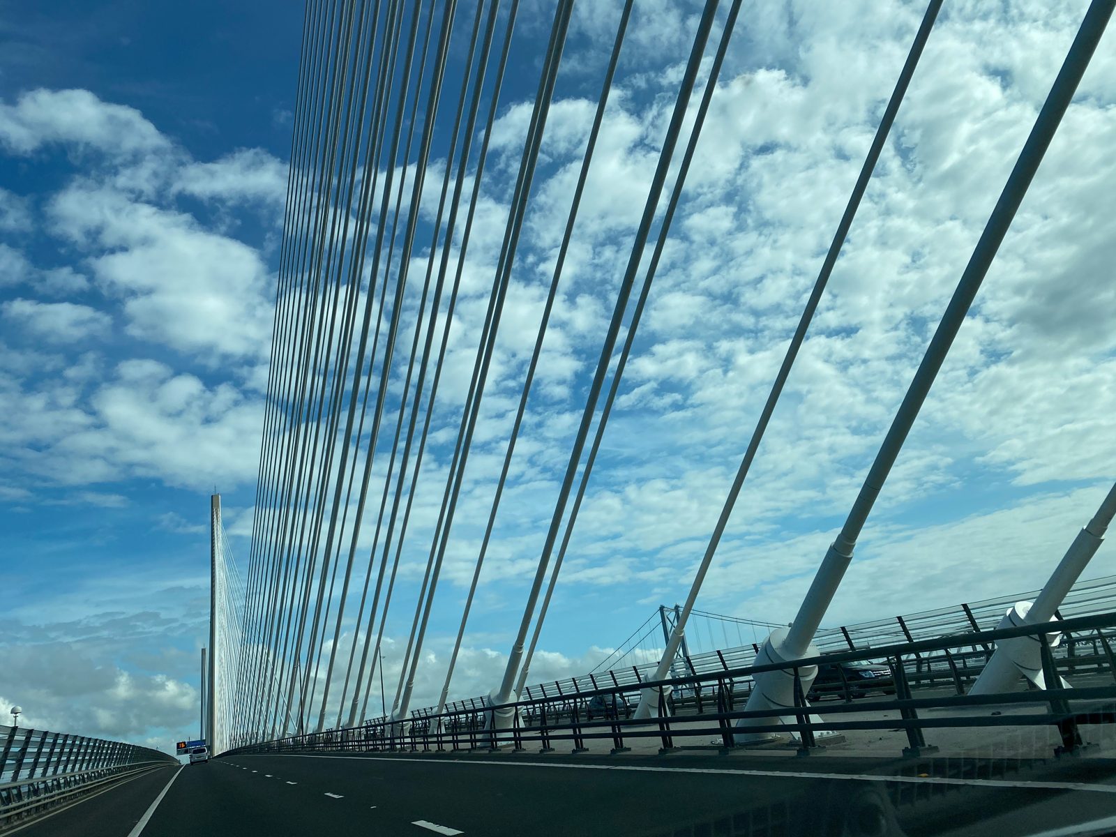 Les haubans du pont Queensferry Crossing au-dessus du Firth of Forth