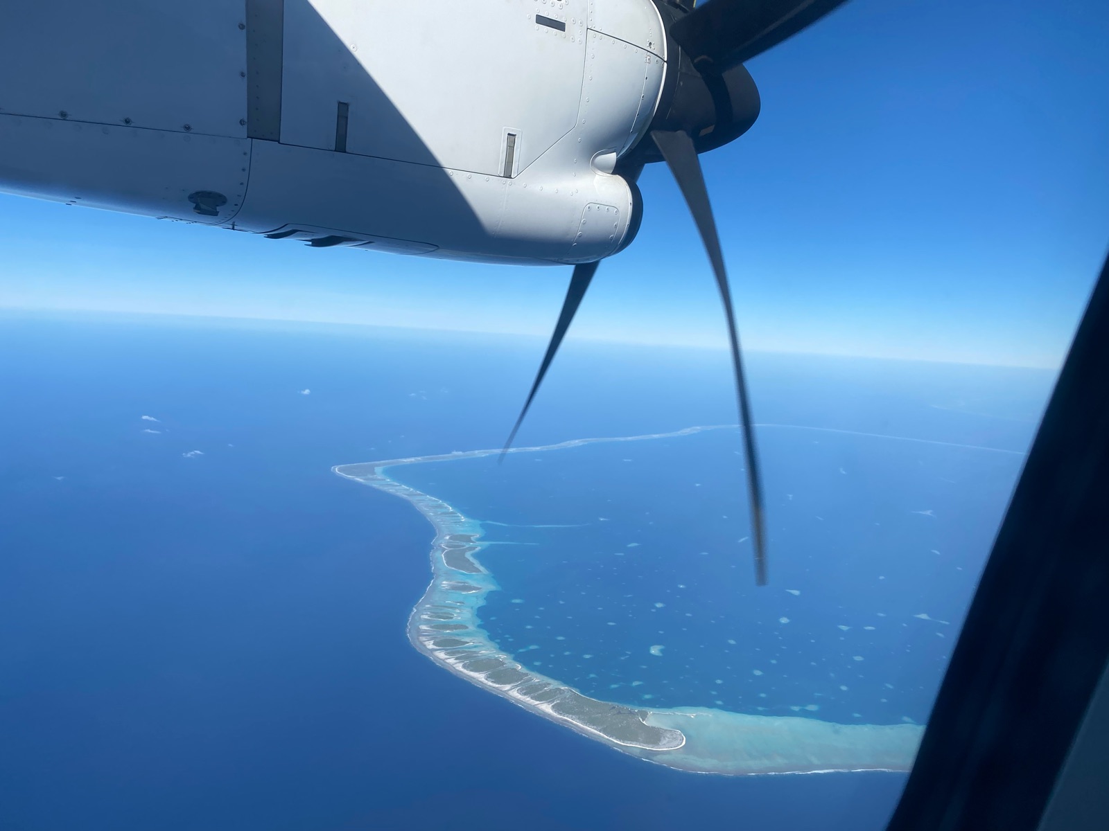 Atoll de Rangiroa vu du hublot de l'avion